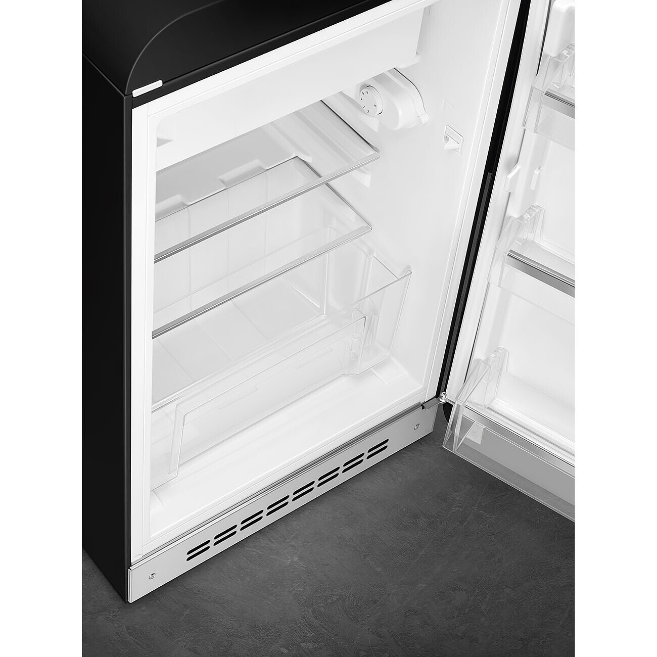 Ein offener Kühlschrank mit transparenten Regalen und Schubladen. Die Tür steht einen Spalt offen und gibt das Innere frei.