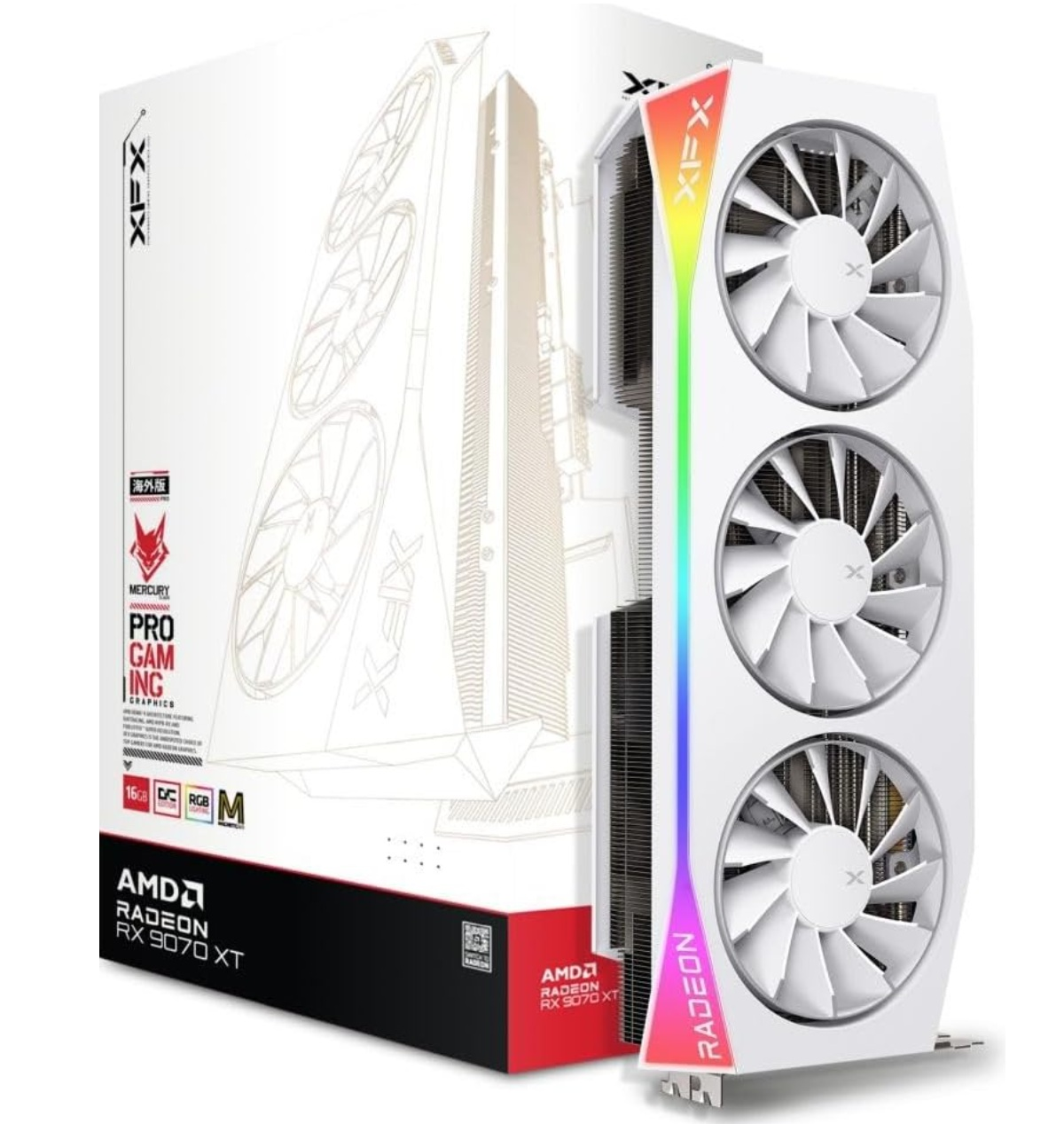 Biała karta graficzna XFX Radeon RX 9070 XT z trzema wentylatorami i pudełkiem ze szczegółami. Pudełko ma logo AMD.