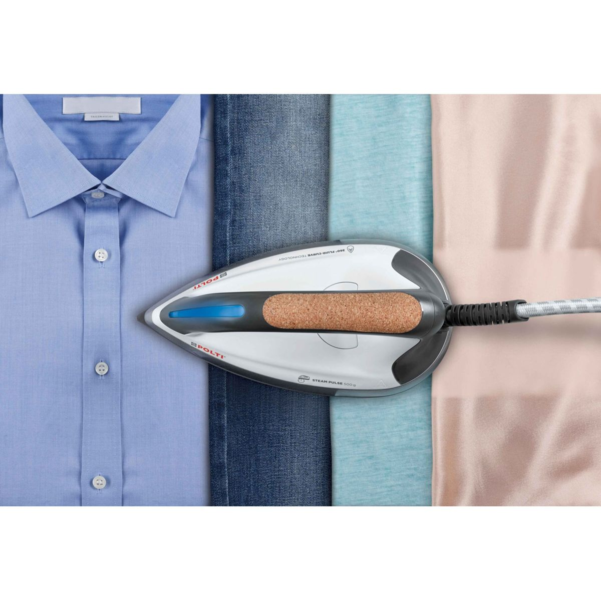 Ein Bügeleisen auf einem blauen Hemd, Jeans und anderen Stoffen. Das Bügeleisen ist weiß und grau, mit Korkgriff. Dampfimpuls 500g.