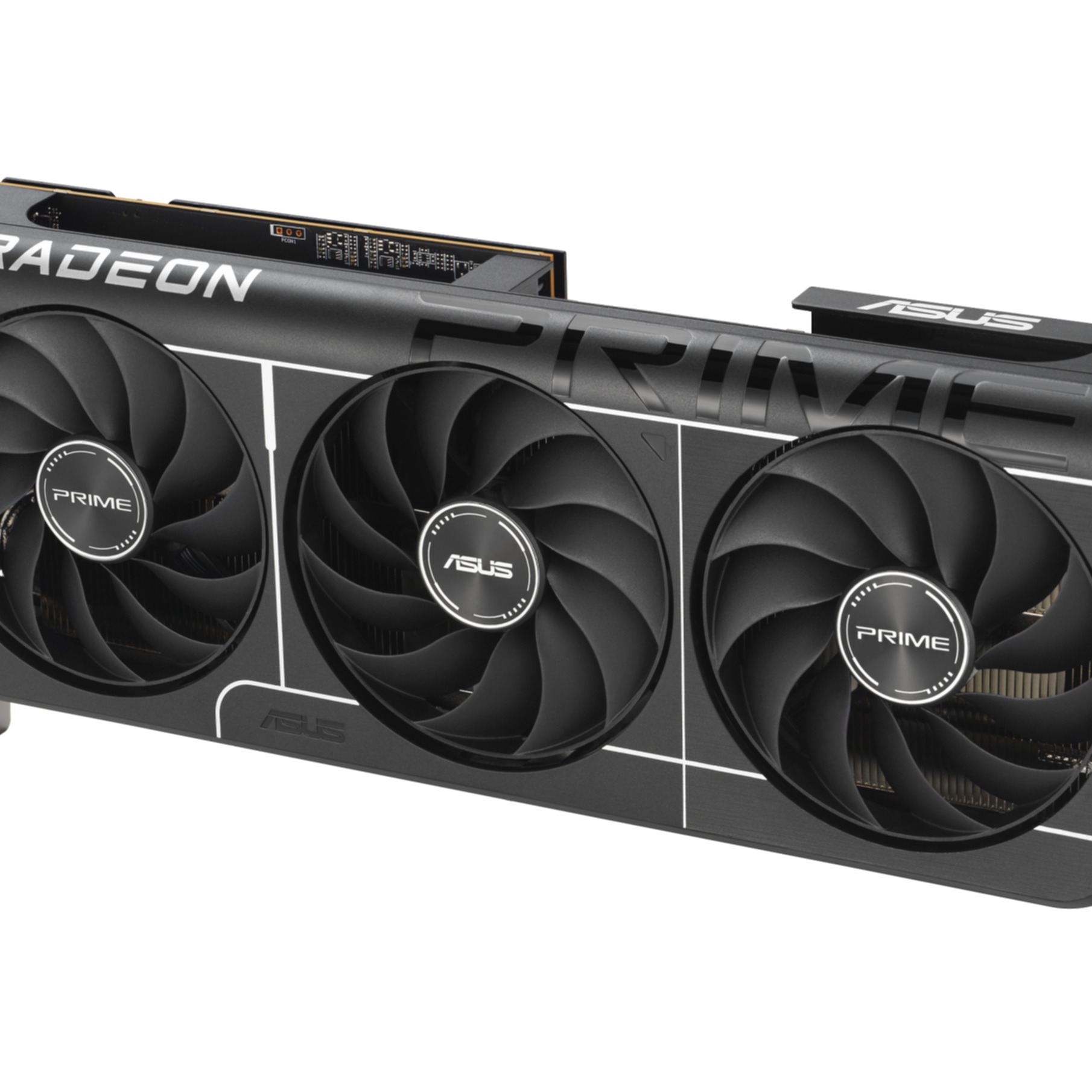 Czarna i srebrna karta graficzna ASUS Radeon PRIME. Posiada trzy wentylatory, widoczne są logo ASUS i PRIME.