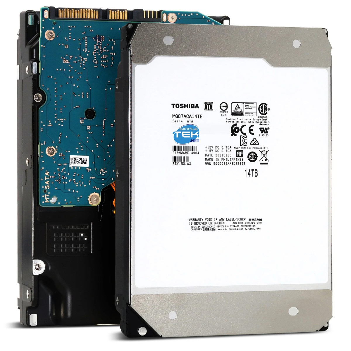 Disco rigido Toshiba da 14TB, parzialmente smontato, che mostra circuito stampato ed etichetta con specifiche.