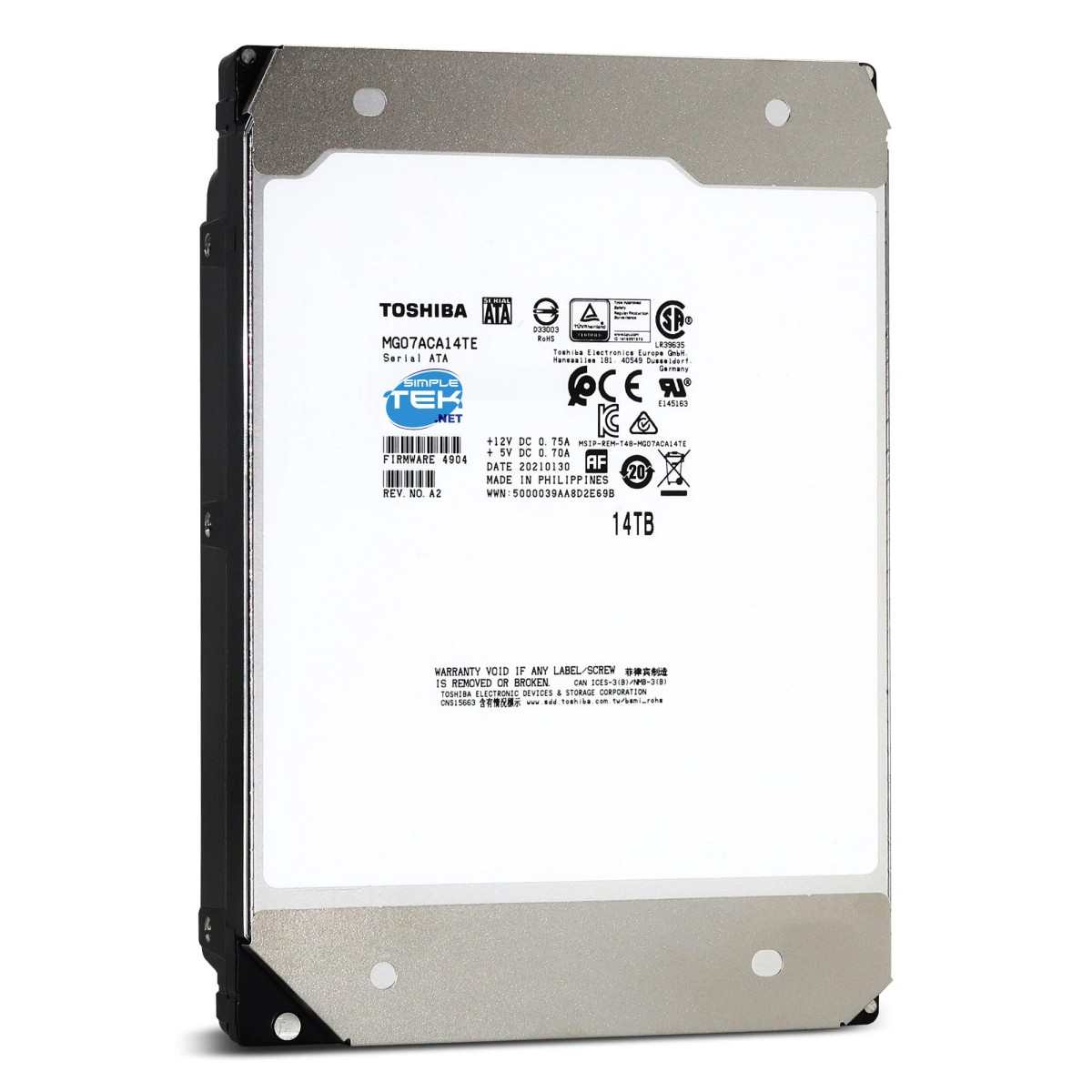 Un disco rigido Toshiba da 14TB. L'unità ha una parte superiore argentata e lati neri, con varie etichette e testo sul fronte.