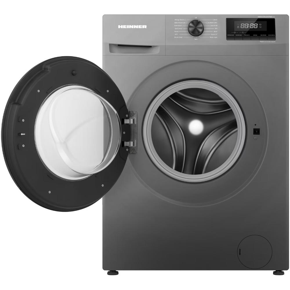 Eine graue Waschmaschine mit geöffneter Tür. Die Tür ist schwarz. Das Bedienfeld zeigt die Uhrzeit an. Der Markenname ist Heinner.
