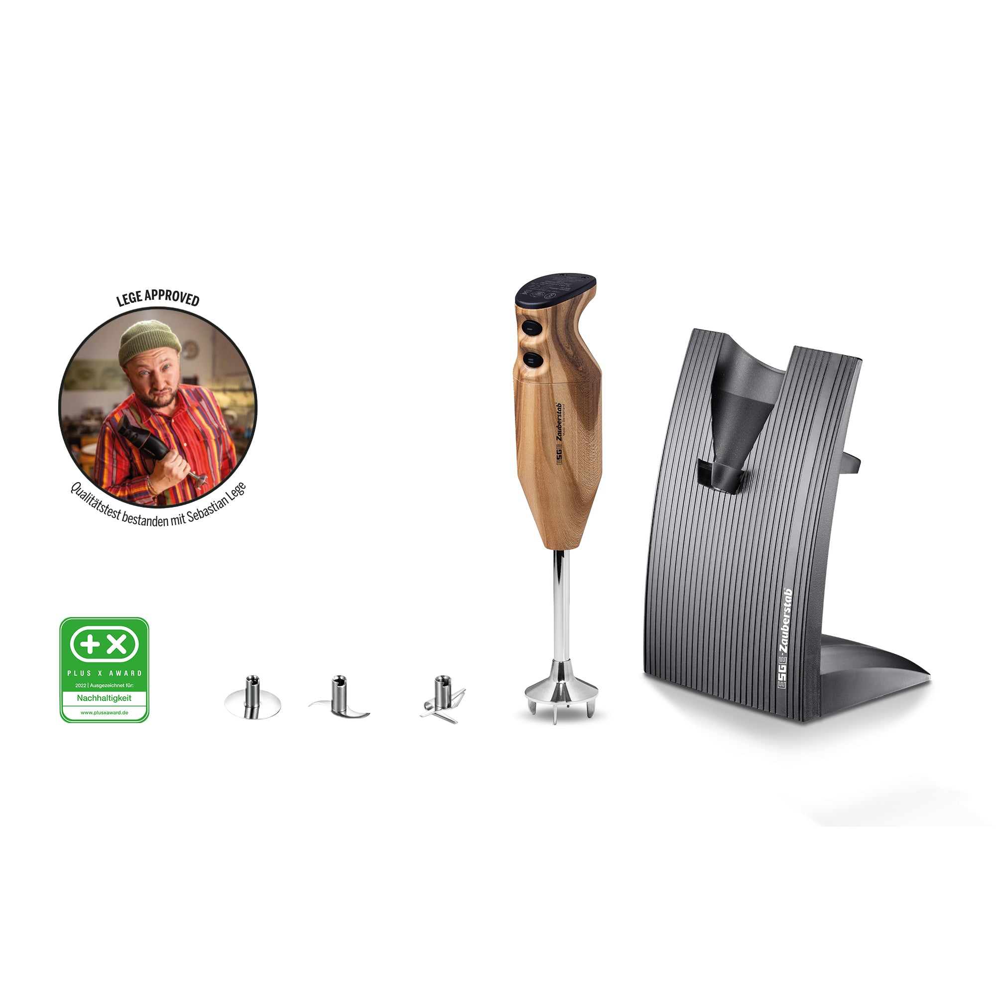 Ein hölzerner Stabmixer, ein Ständer und Zubehör auf weißem Hintergrund. Im Hintergrund ein Mann.