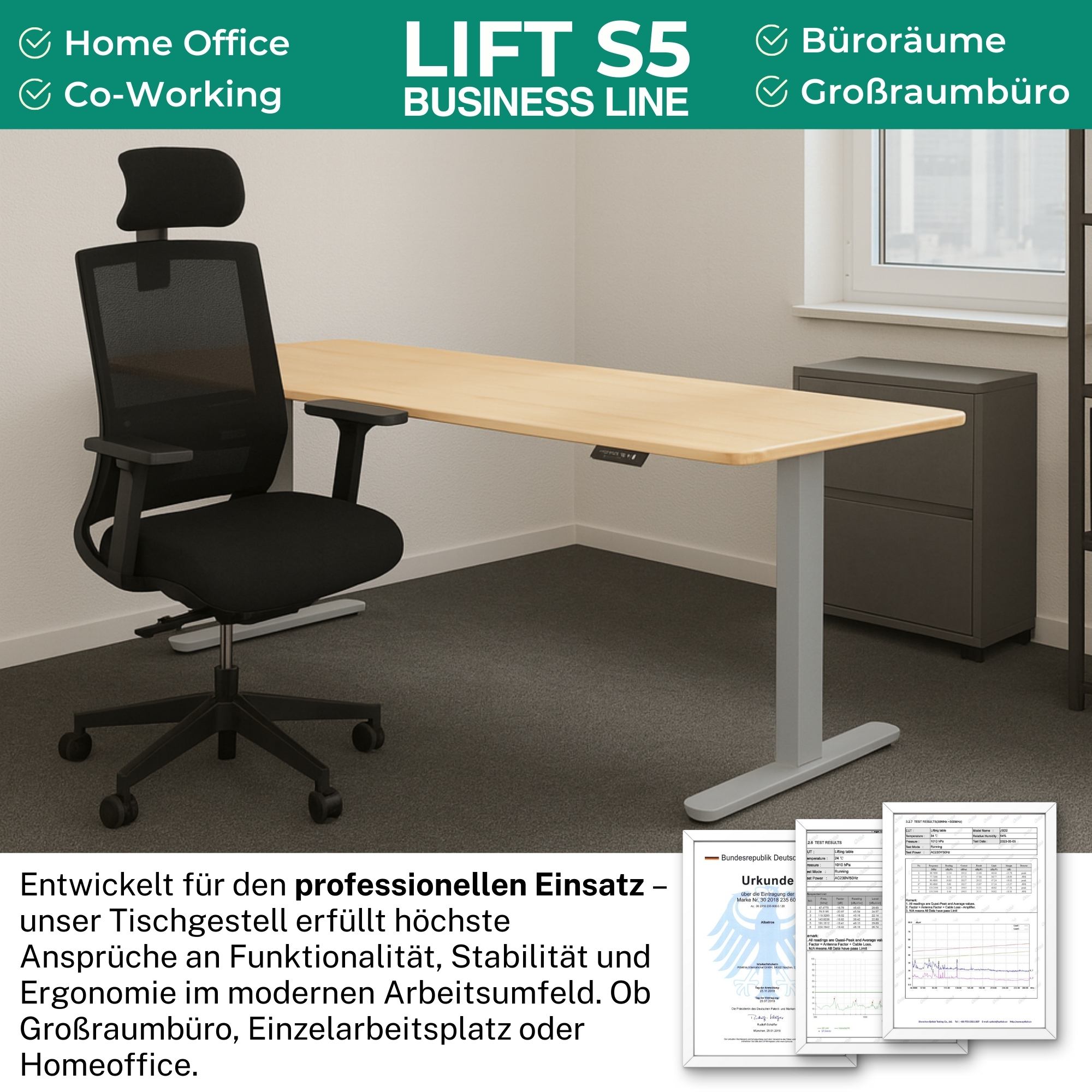 Schwarzer Bürostuhl und heller Holzschreibtisch mit grauem Schrank im Hintergrund. Dokumente liegen vorn.