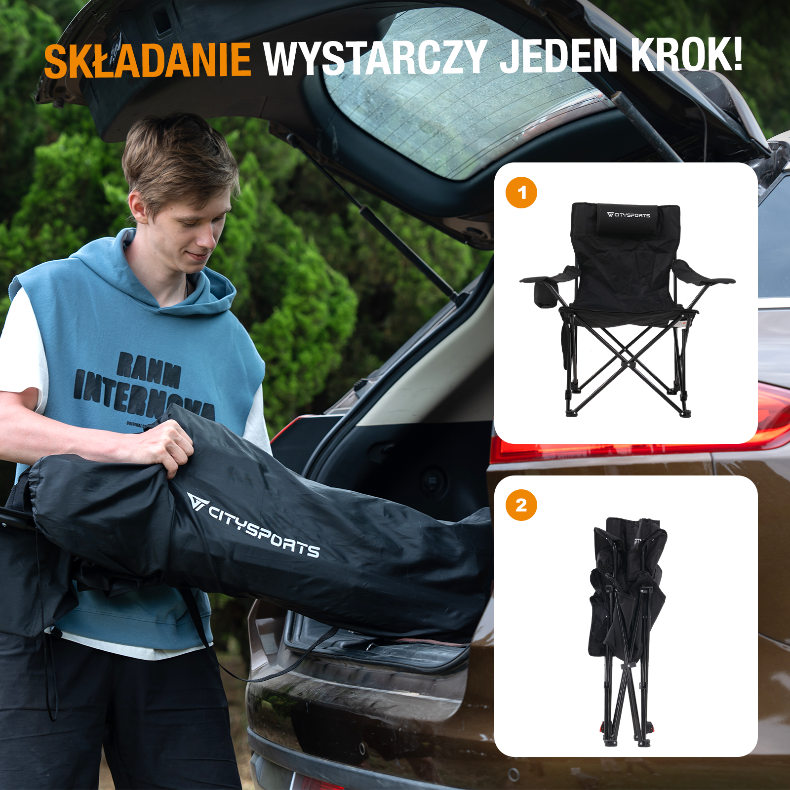 Mężczyzna wkłada czarną torbę Citysports do bagażnika samochodu. Pokazano złożone i rozłożone krzesło.