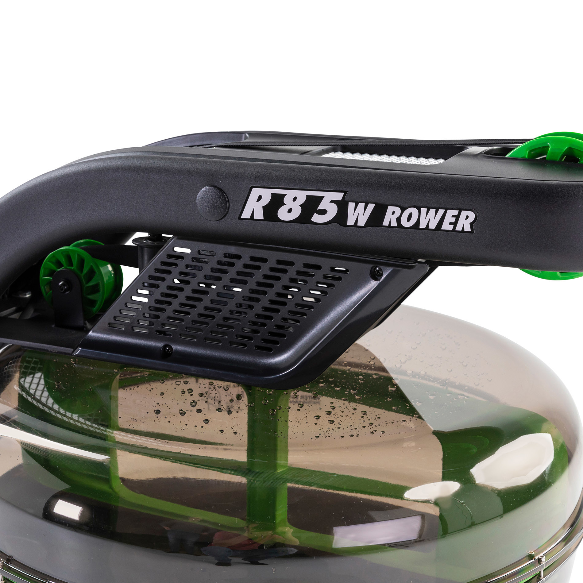 Close-up van een roeimachine met zwart frame, groene accenten en de tekst R85W ROWER. Transparante watertank eronder.