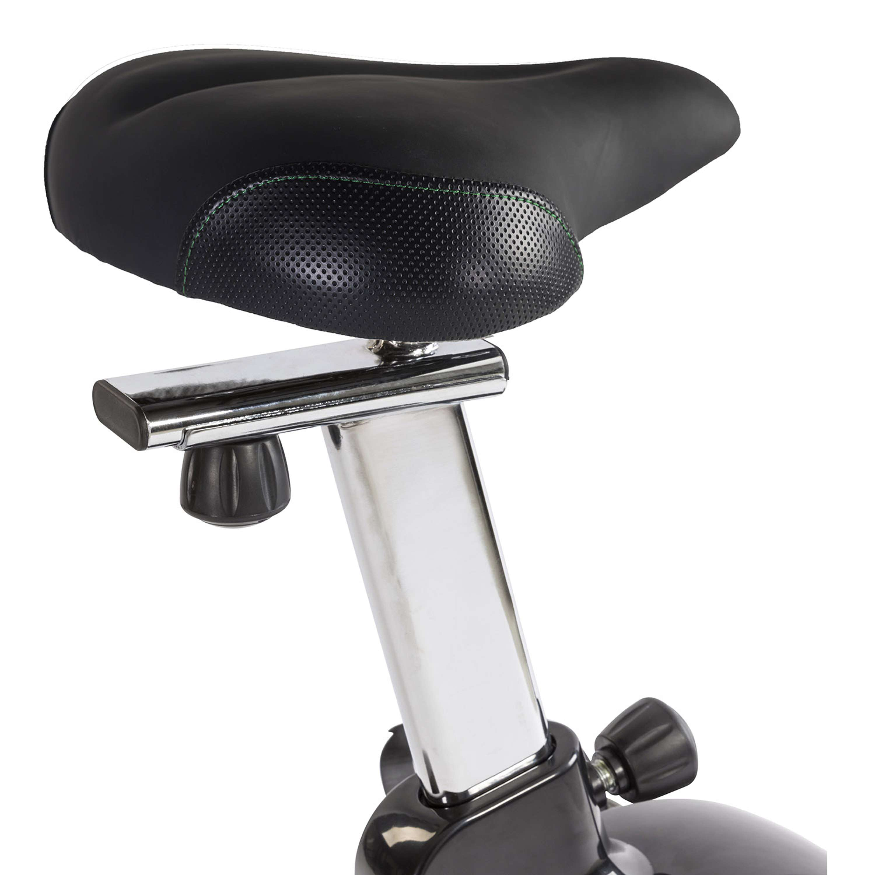 Close-up van een zadel van een hometrainer. De zwarte zitting is geperforeerd met groene stiksels. Een chromen paal ondersteunt de zitting.