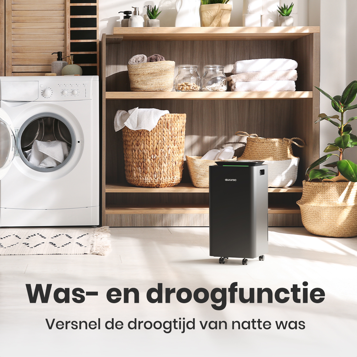 Une buanderie avec un lave-linge, des étagères avec des serviettes et un purificateur d'air noir. Texte : Was- en droogfunctie.
