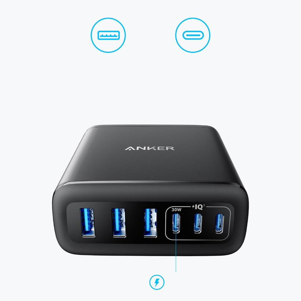 Stazione di ricarica Anker nera con più porte USB. Icone blu indicano USB e USB-C. Un'icona a forma di fulmine è sotto le porte.