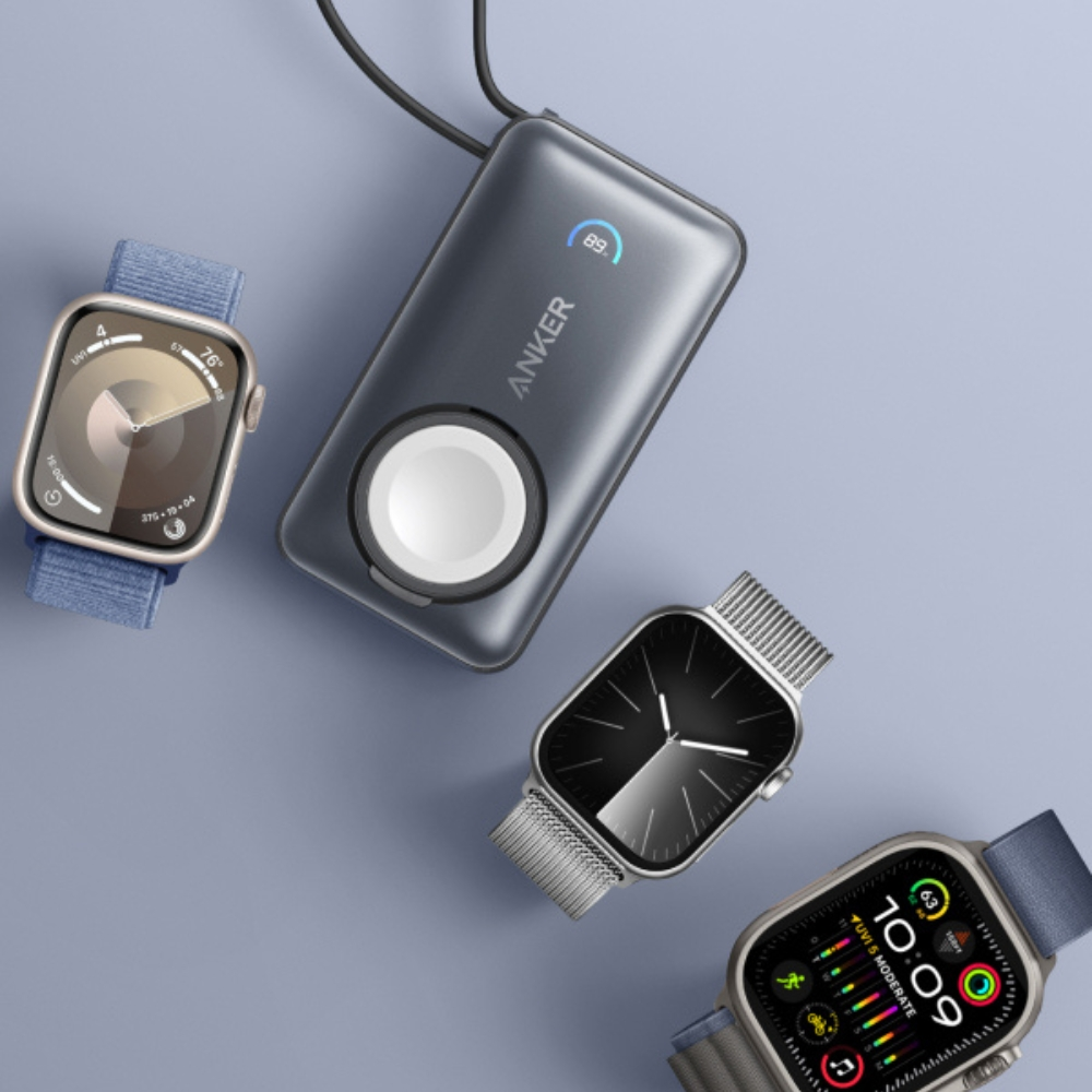 Stacja ładująca z Apple Watch i dwoma innymi smartwatchami na niebieskiej powierzchni. Stacja posiada podkładkę ładującą.