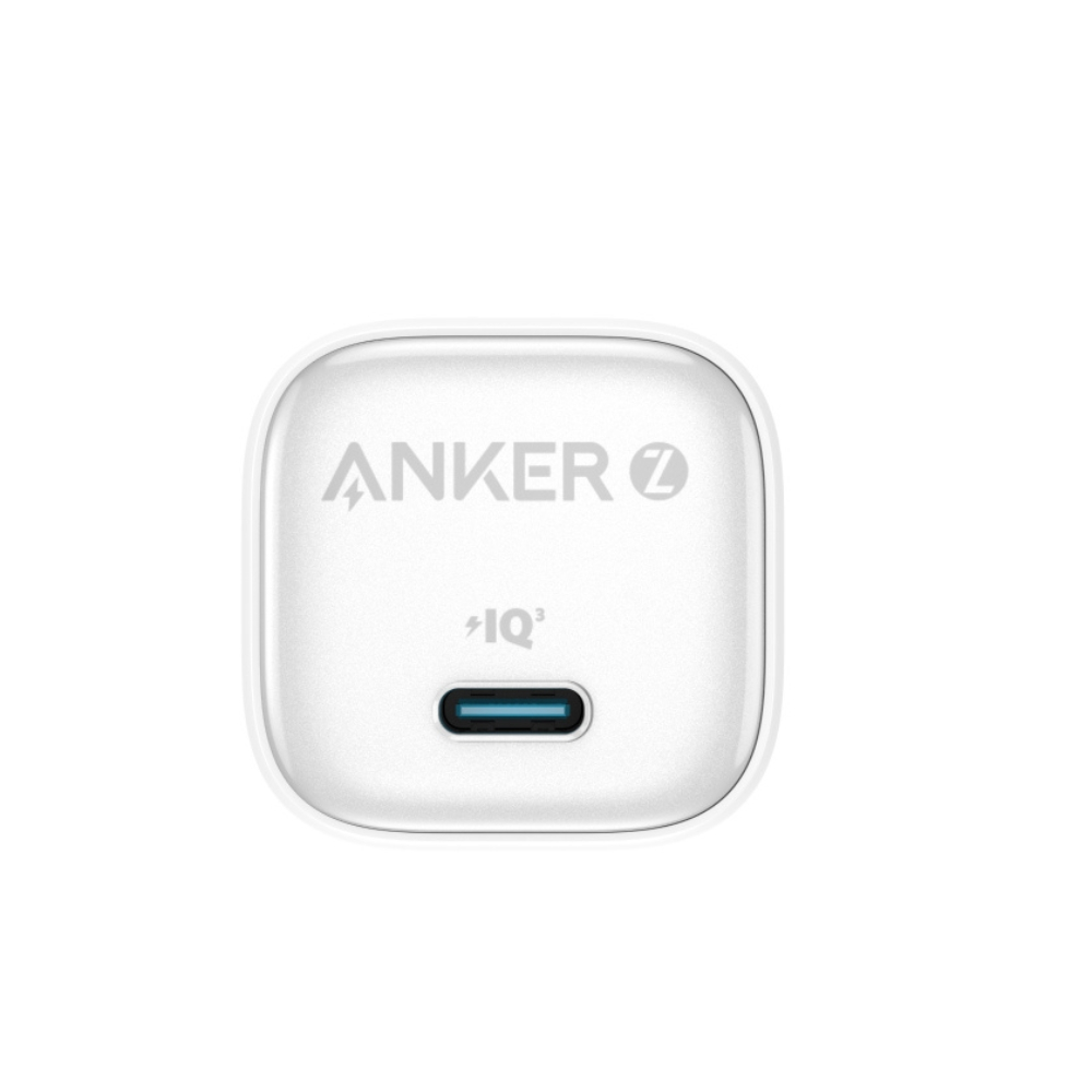 Un caricatore Anker bianco con il marchio, il logo IQ e una porta USB-C blu. Lo sfondo è bianco.