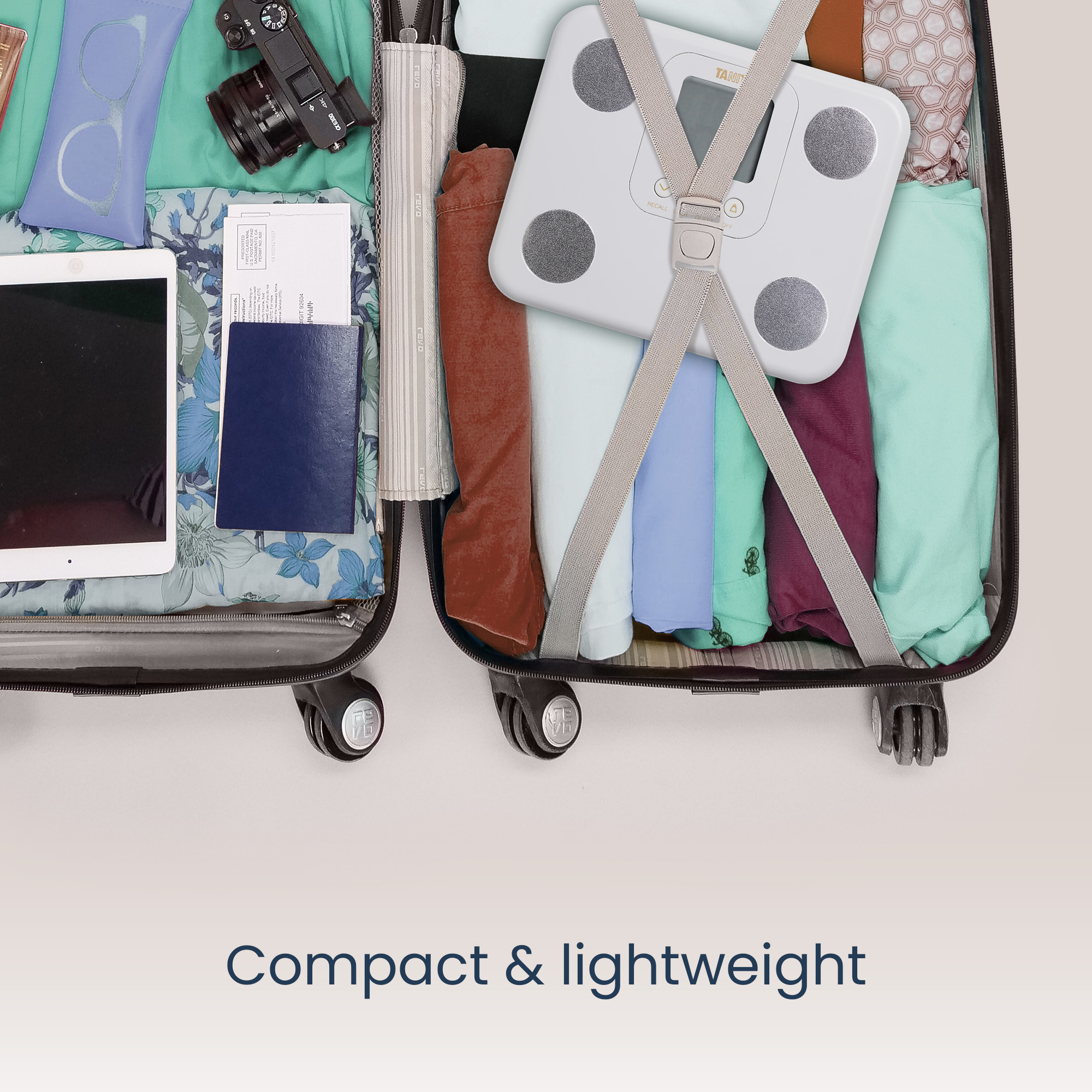 Open koffer met kleding, weegschaal, tablet, camera, paspoort en bril. Tekst: Compact & lichtgewicht.