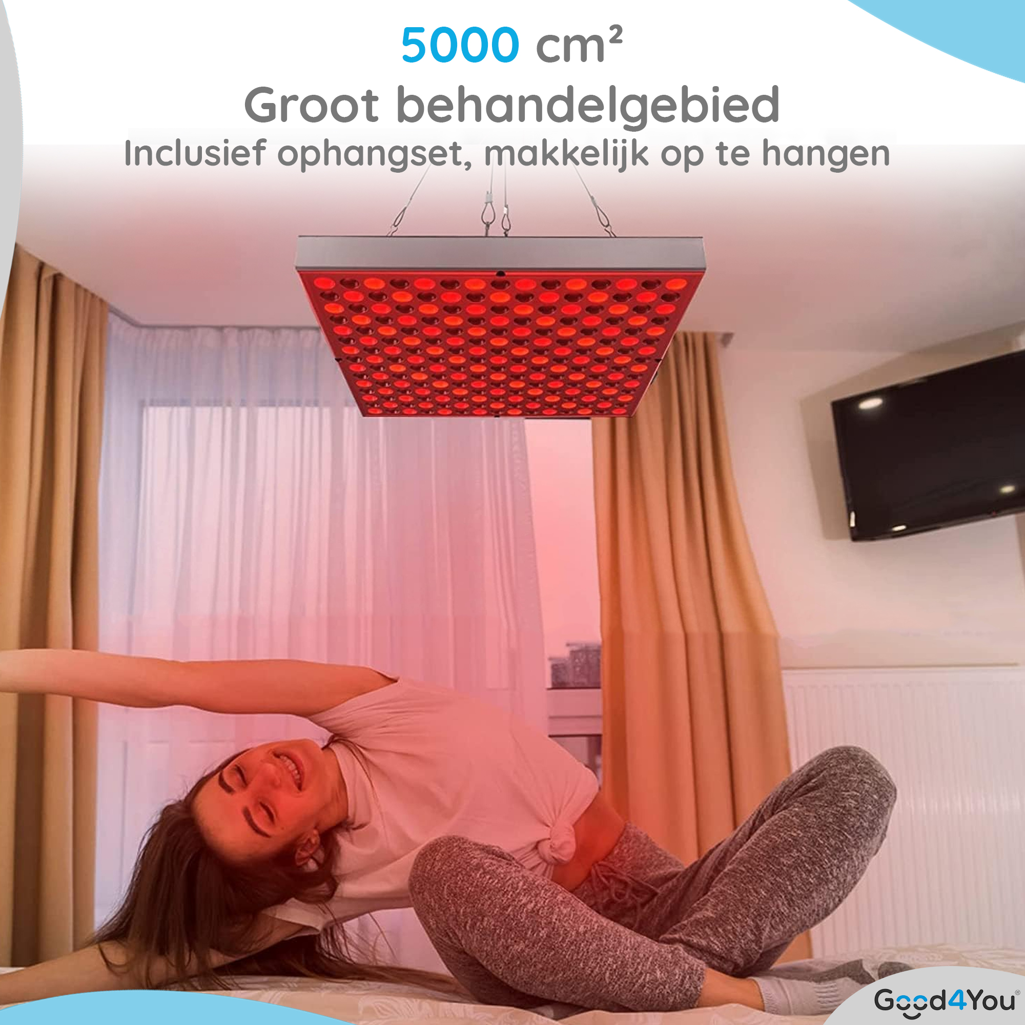 Eine Frau dehnt sich unter einem roten Lichttherapiegerät. Das Gerät hängt von der Decke. Im Hintergrund Vorhänge und ein Fernseher.