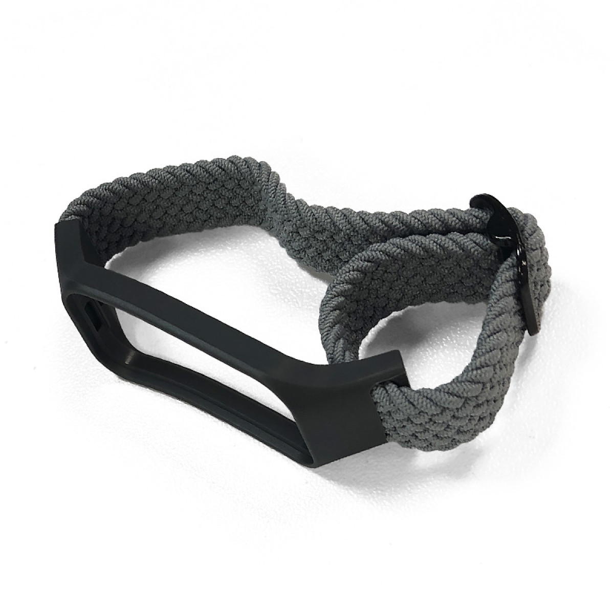 Ein graues, gewebtes Uhrenarmband mit schwarzem Verschluss und Gehäuse. Es liegt auf einer weißen Oberfläche.