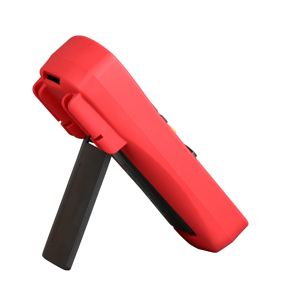 Czerwone urządzenie elektroniczne, prawdopodobnie multimetr, jest przechylone w lewo. Jest podparte czarnym stojakiem. Tło jest białe.