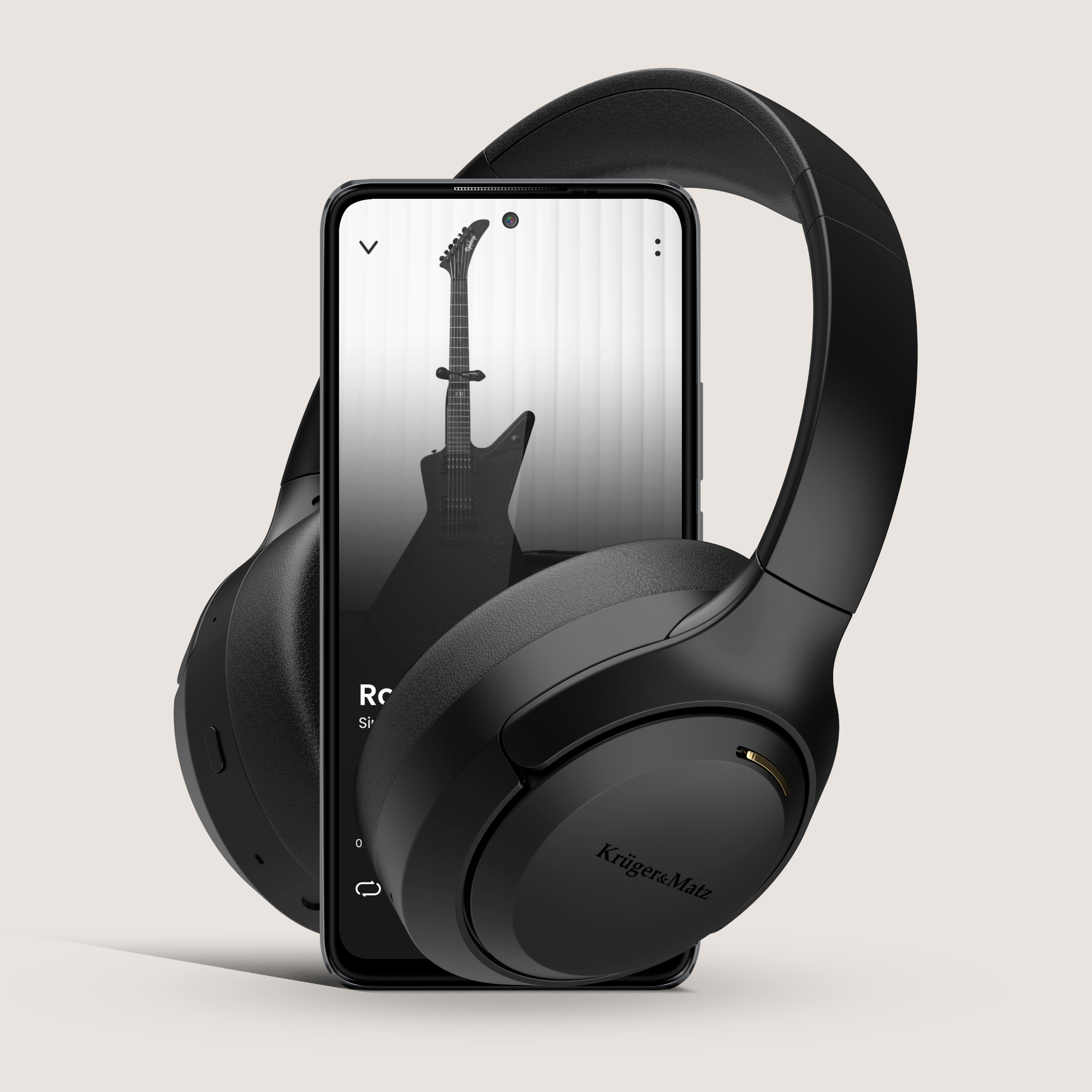 Czarne słuchawki otaczają smartfon z gitarą. Ekran wyświetla interfejs piosenki. Beżowe tło.