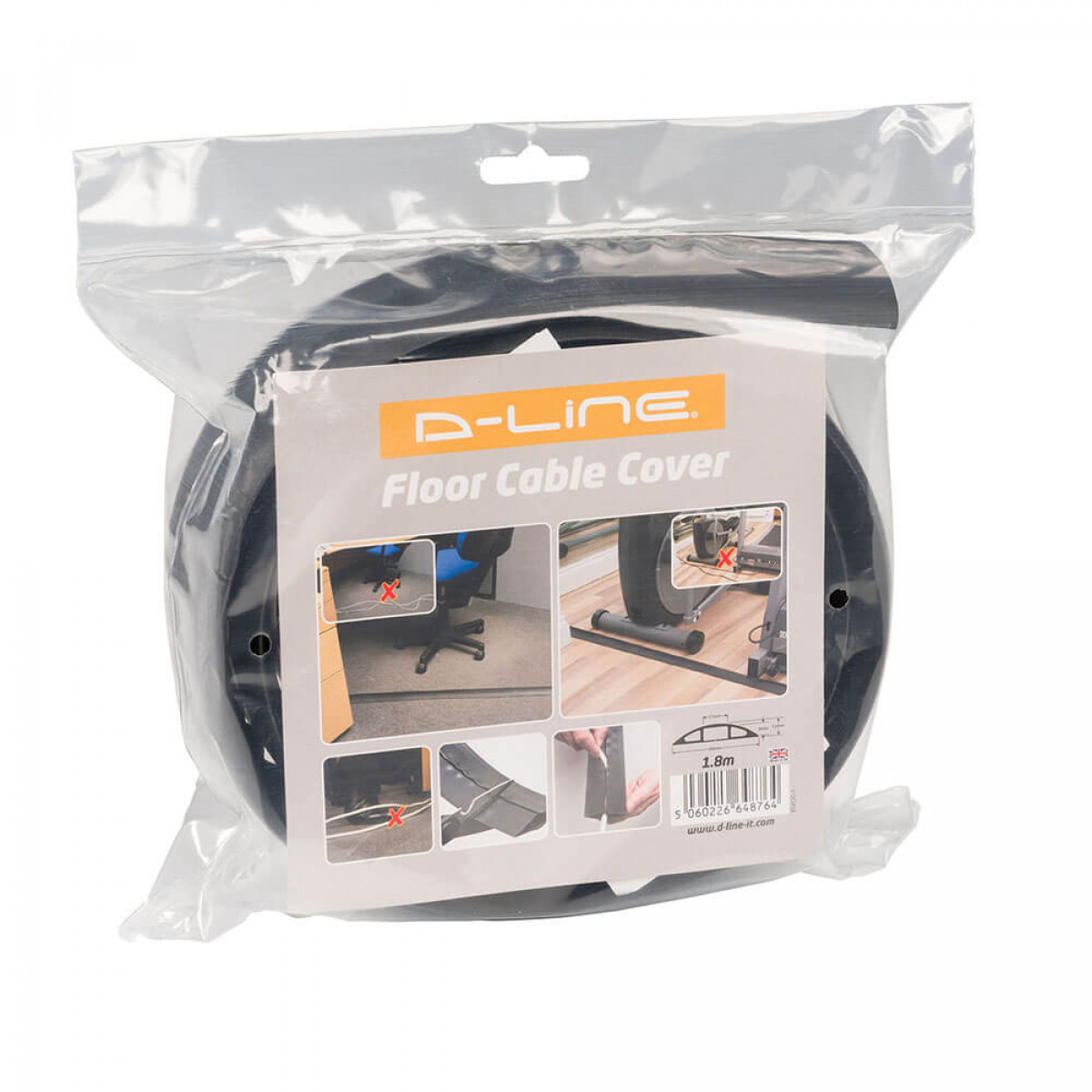 Eine D-Line Bodenkabelabdeckung in einer durchsichtigen Plastiktüte. Die Abdeckung ist schwarz, und die Verpackung zeigt Bilder ihrer Verwendung.