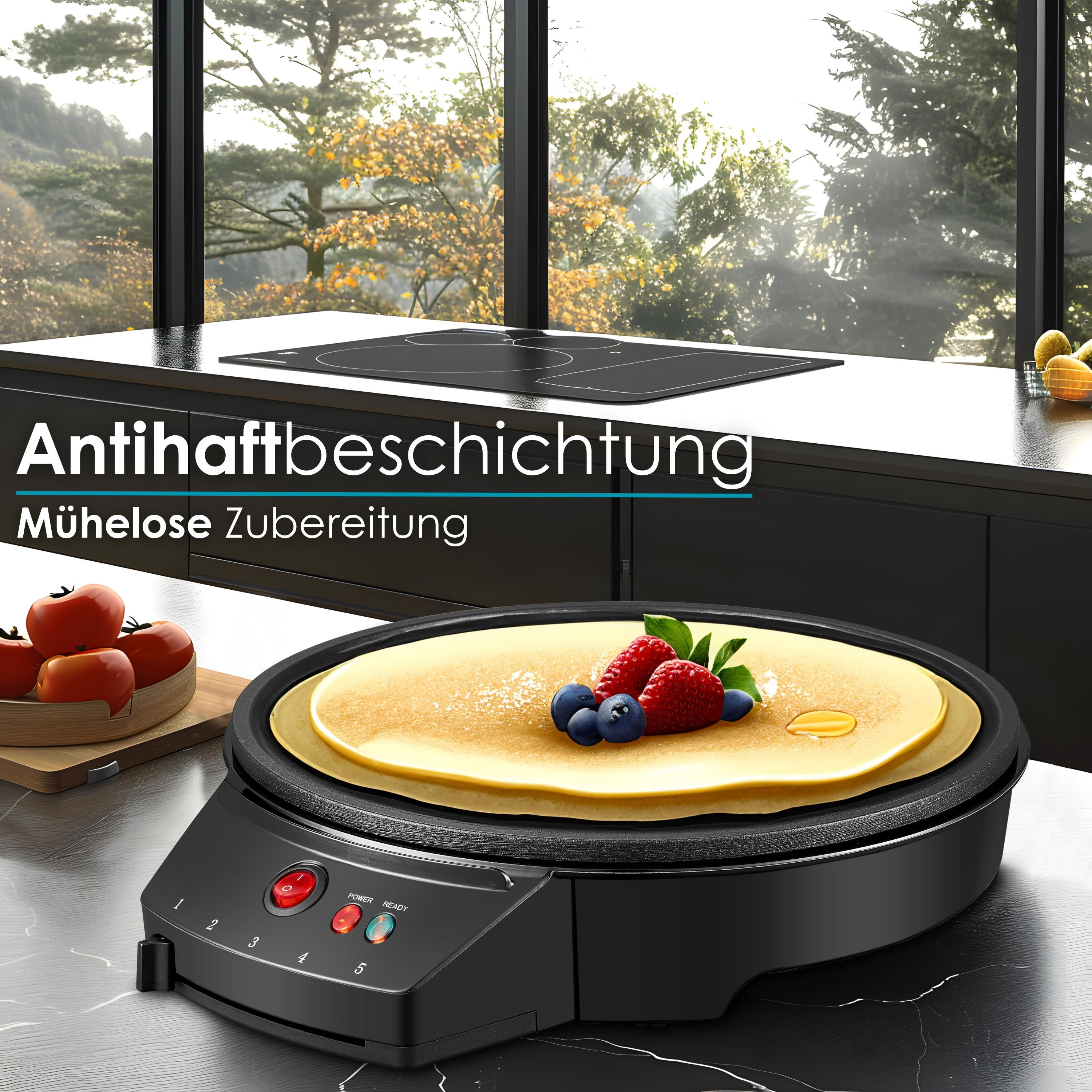 Ein Pfannkuchen auf einem schwarzen Grill mit Beeren, in einer Küche mit einem Fenster mit Blick auf Bäume.