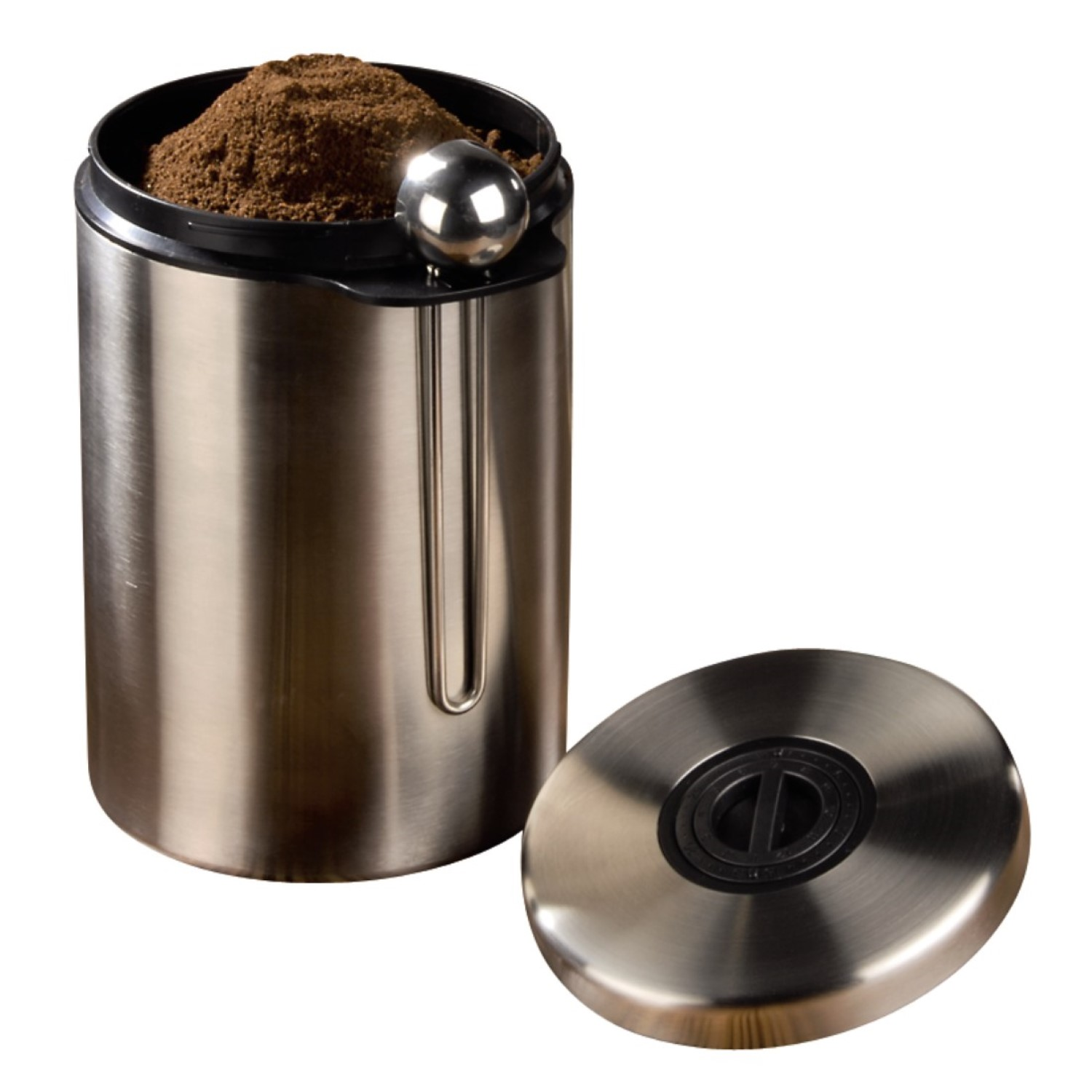 Ein Edelstahl-Kaffeebehälter mit abgenommenem Deckel, der Kaffeepulver zeigt. Ein silberner Löffel liegt auf dem Rand. Der Deckel ist in der Nähe.