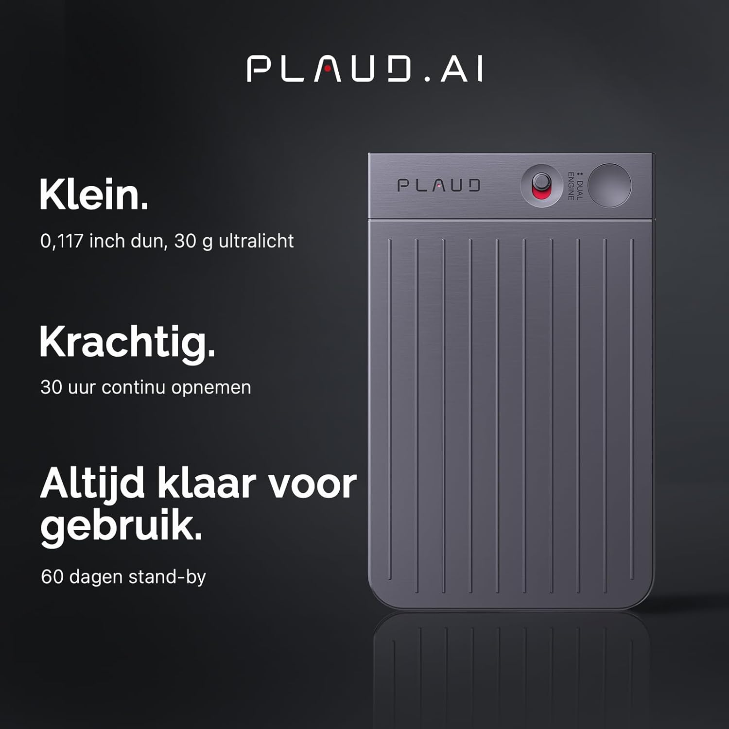 Un appareil rectangulaire gris avec la marque PLAUD. Le texte le décrit comme petit, puissant et toujours prêt. Le fond est sombre.