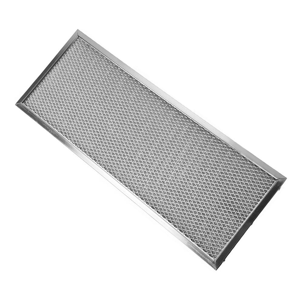 Ein rechteckiger Metallgitterfilter mit silbernem Rahmen liegt diagonal vor weißem Hintergrund.