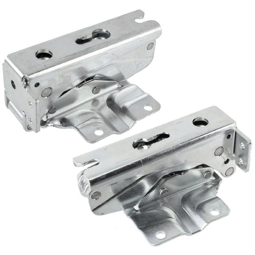 Zwei metallische Scharniere für Schränke. Sie sind silberfarben, mit mehreren Löchern und einer gebogenen Form.