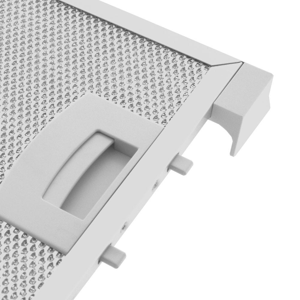 Nahaufnahme eines weißen Dunstabzugsfilter. Er hat ein Metallgitter, einen Griff und Befestigungsteile. Der Hintergrund ist weiß.