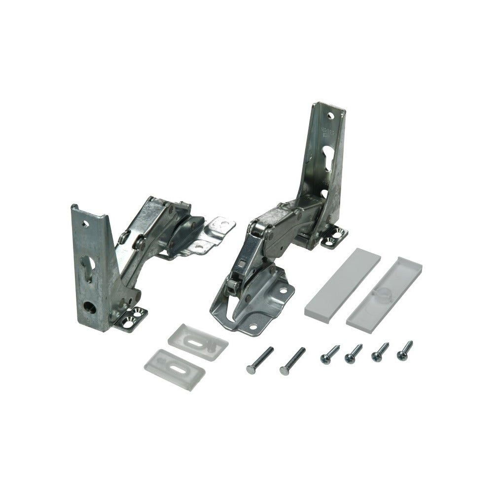 Zwei metallische Scharniere, mehrere Schrauben und Kunststoffteile sind auf einer weißen Oberfläche angeordnet, wahrscheinlich für den Schrankeinbau.