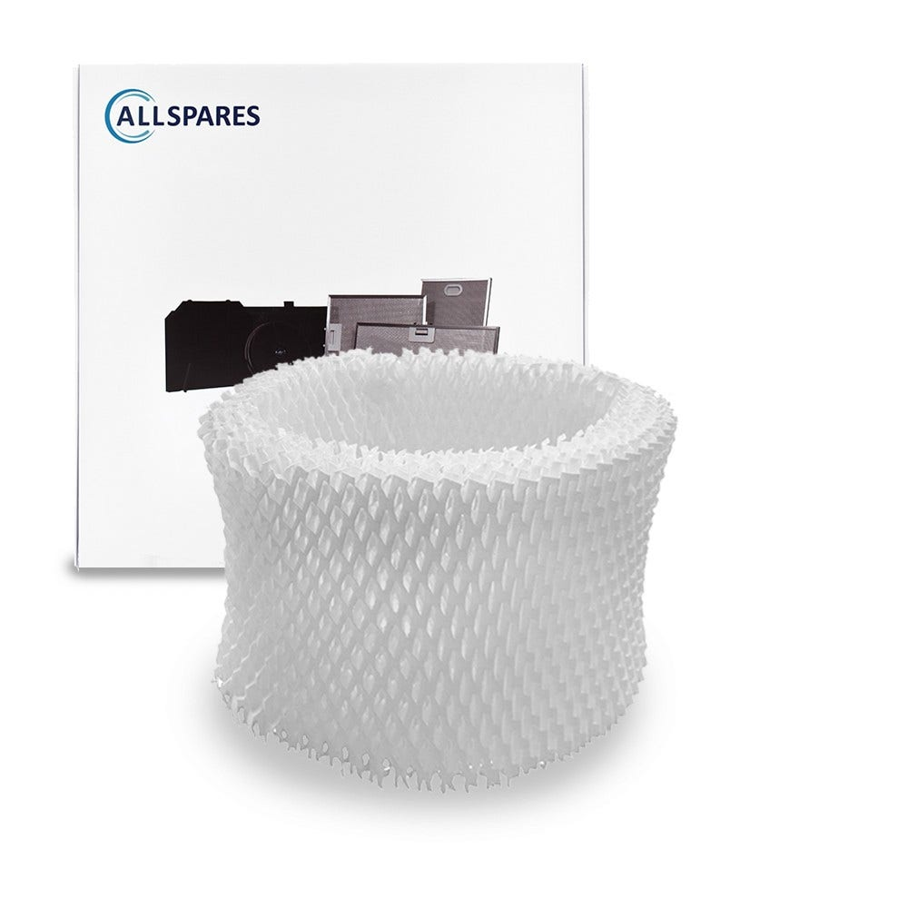 Un filtro dell'aria bianco e cilindrico davanti a una scatola bianca con il logo 'ALLSPARES'. La scatola mostra sagome di filtri dell'aria.