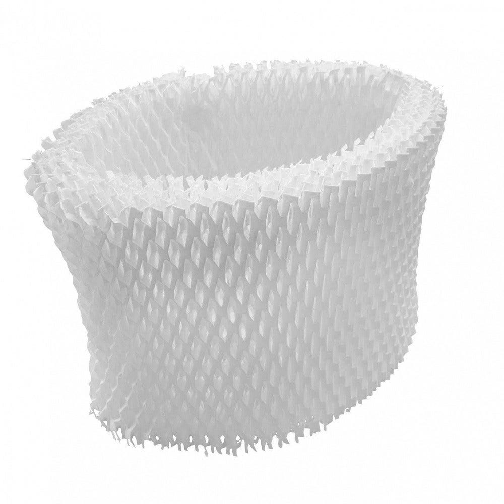 Un filtro per umidificatore bianco a forma di nido d'ape. Ha una forma ovale ed è fatto di carta strutturata piegata. Isolato su bianco.