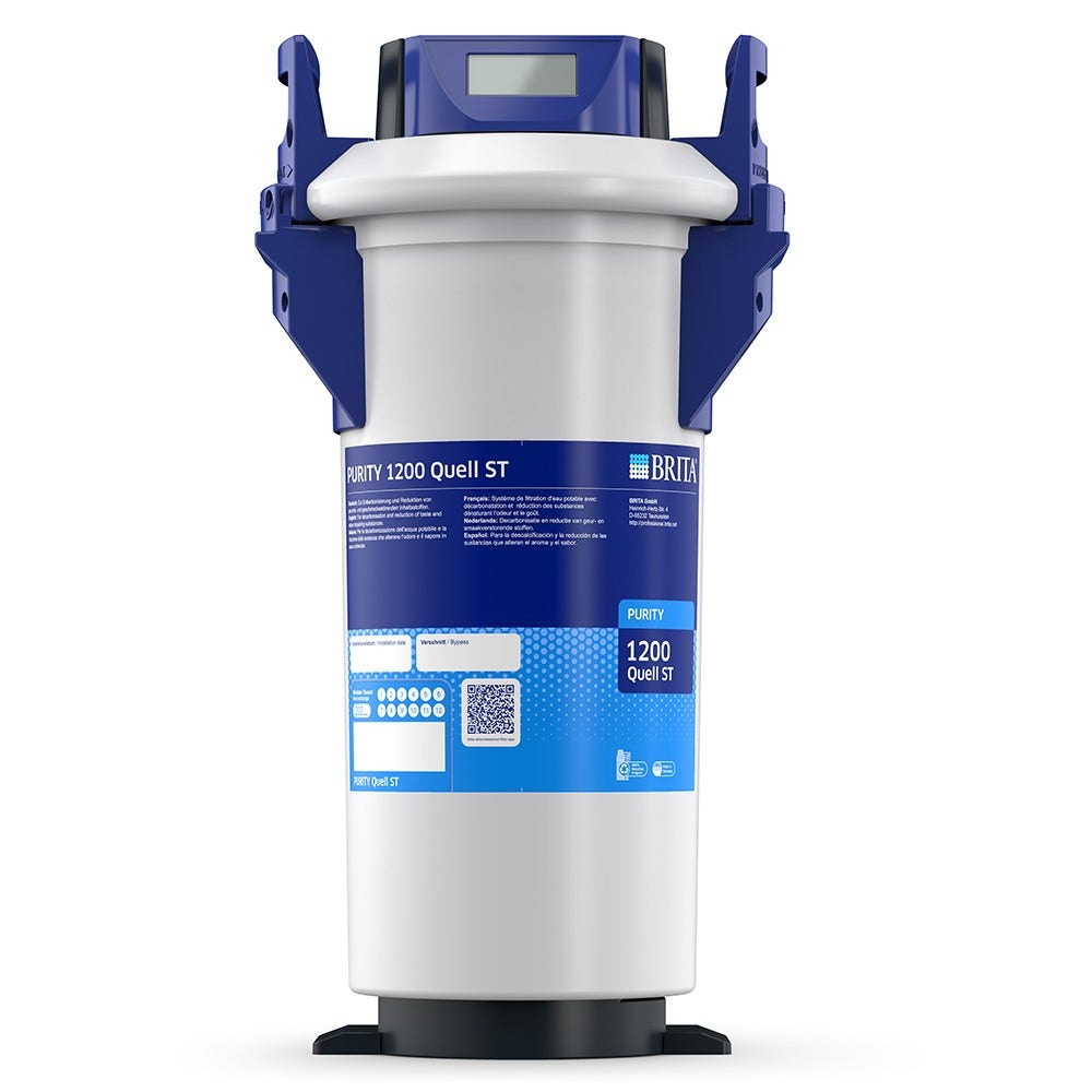 Ein weiß-blauer Wasserfilter mit der Aufschrift 'Purity 1200 Quell ST' und dem BRITA-Logo.