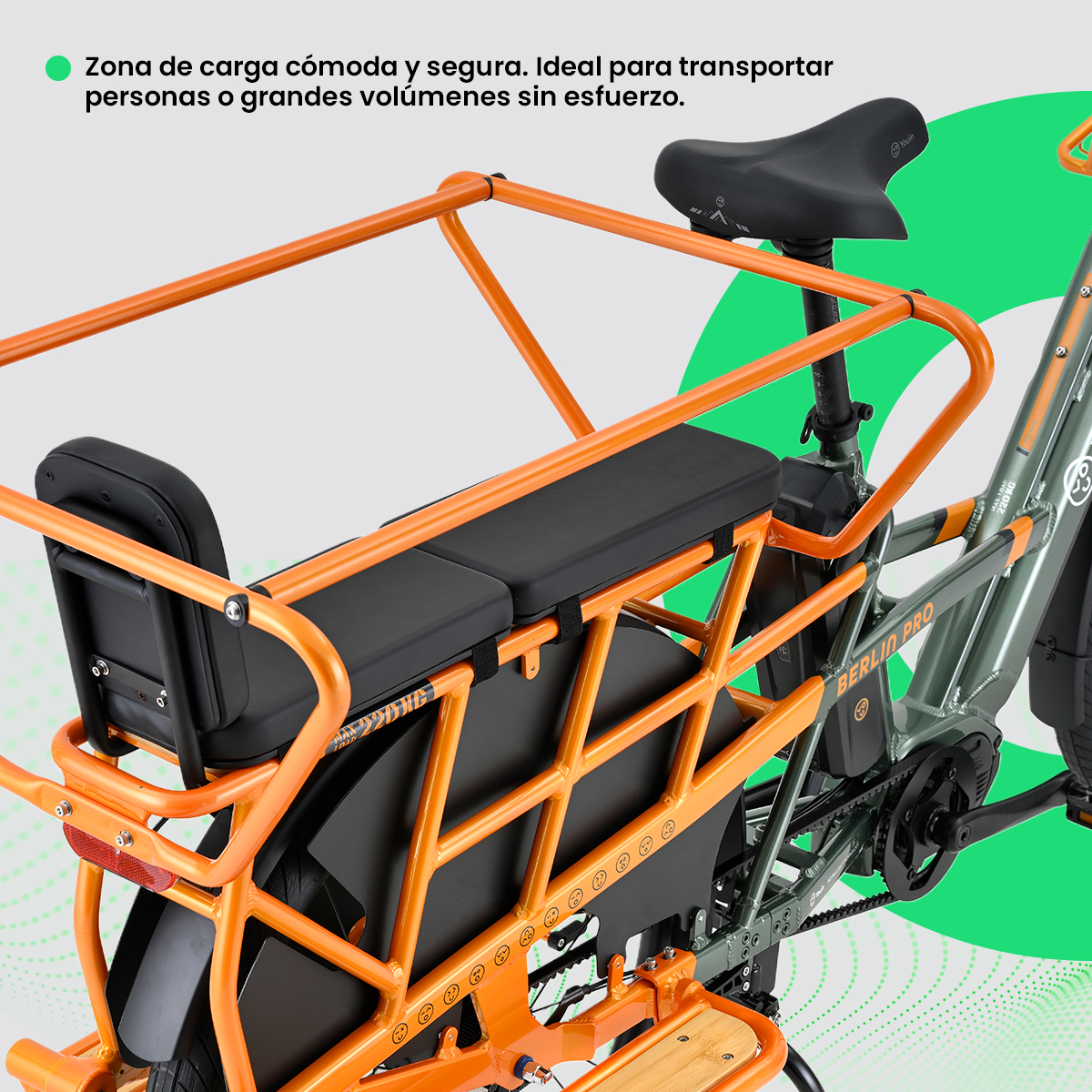 Una bicicleta de carga naranja con asiento negro, un asiento negro y un marco verde. El texto superior dice 'área de carga cómoda y segura'.