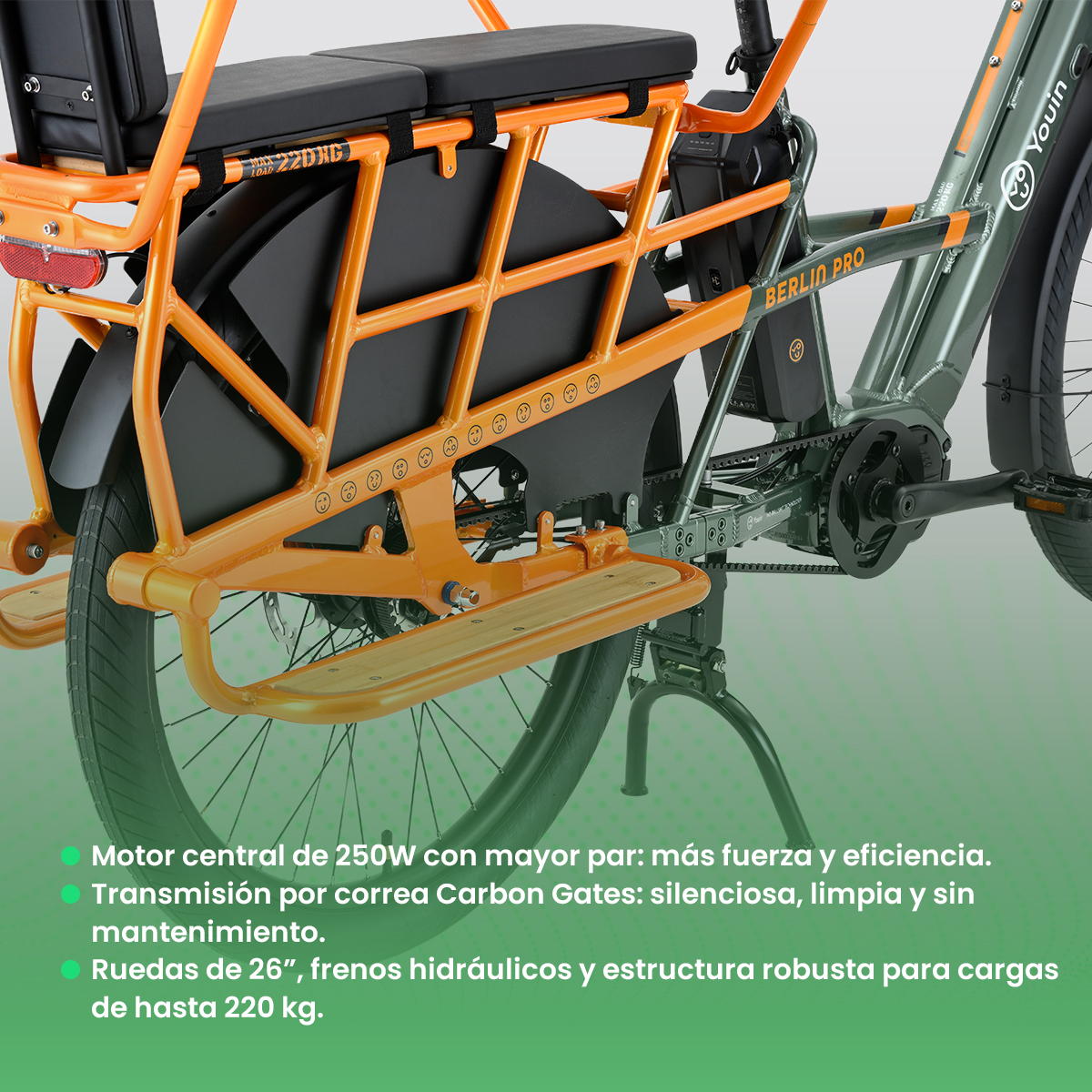 Una e-bike de carga naranja y verde con asientos negros y un marco resistente. La bicicleta tiene una etiqueta Berlin Pro y una capacidad de carga de 220 kg.