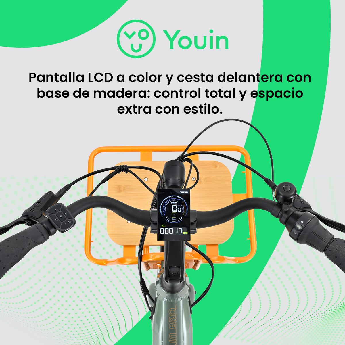 Una bicicleta eléctrica con pantalla LCD, cesta de madera y marco naranja. El manillar y los controles son negros. El fondo es verde y blanco.