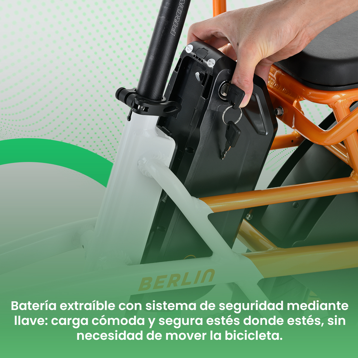 Una mano inserisce una chiave in un vano batteria nero su una bicicletta. Il telaio della bici è bianco e arancione.