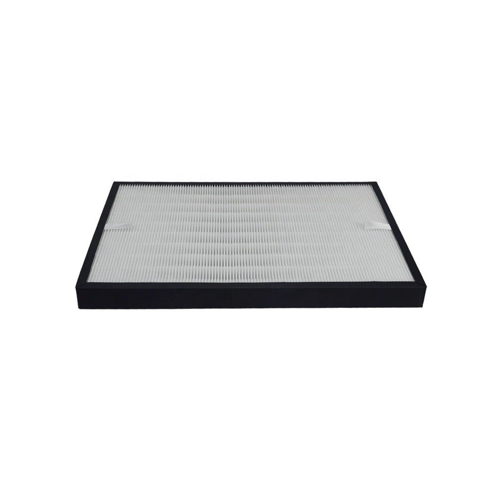 Un filtro dell'aria rettangolare con cornice nera e materiale filtrante bianco. Il filtro è su sfondo bianco.