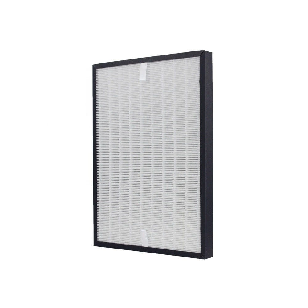 Filtro dell'aria. Rettangolare con filtro plissettato bianco e cornice nera. Sfondo bianco. Visibili alcuni nastri bianchi.