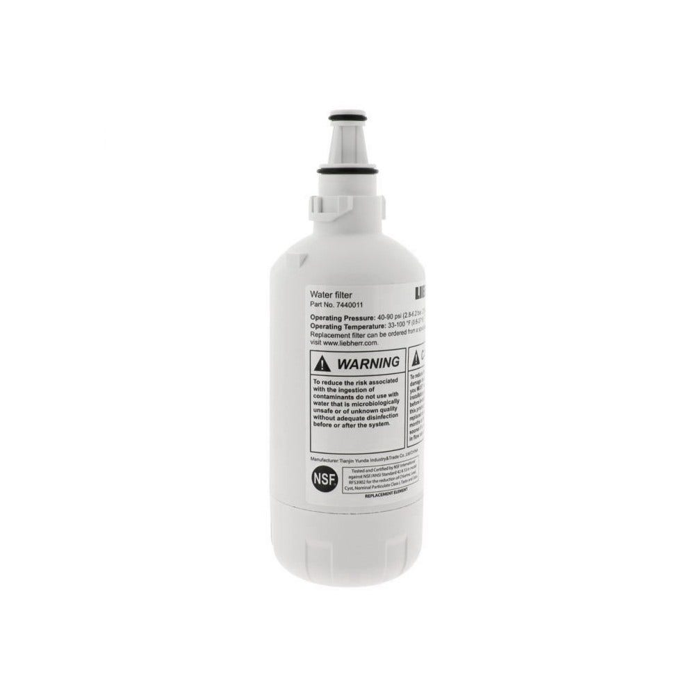 Ein weißer Wasserfilter mit schwarzen und grauen Akzenten hat ein Warnschild. Der Filter hat eine obere Düse und ist mit NSF gekennzeichnet.