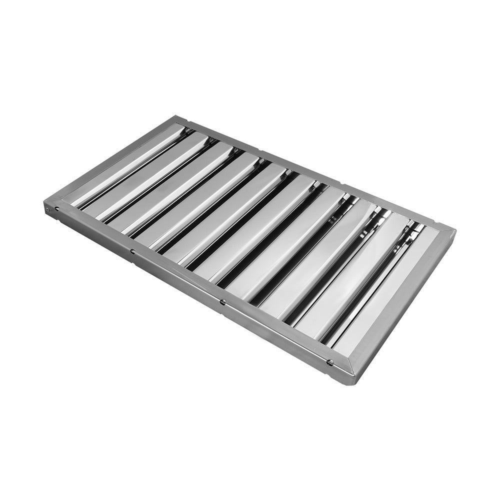 Un filtro rettangolare in acciaio inox per cappa con lamelle parallele e un telaio, su sfondo bianco.