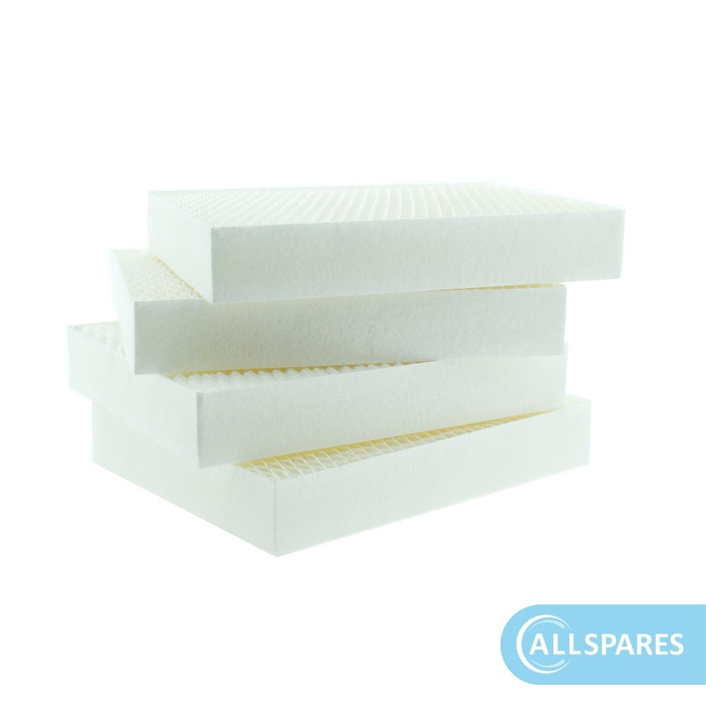 Quattro filtri impilati, rettangolari, bianco sporco. Ognuno ha una superficie superiore strutturata e un lato liscio. Sfondo bianco e logo Allspares.