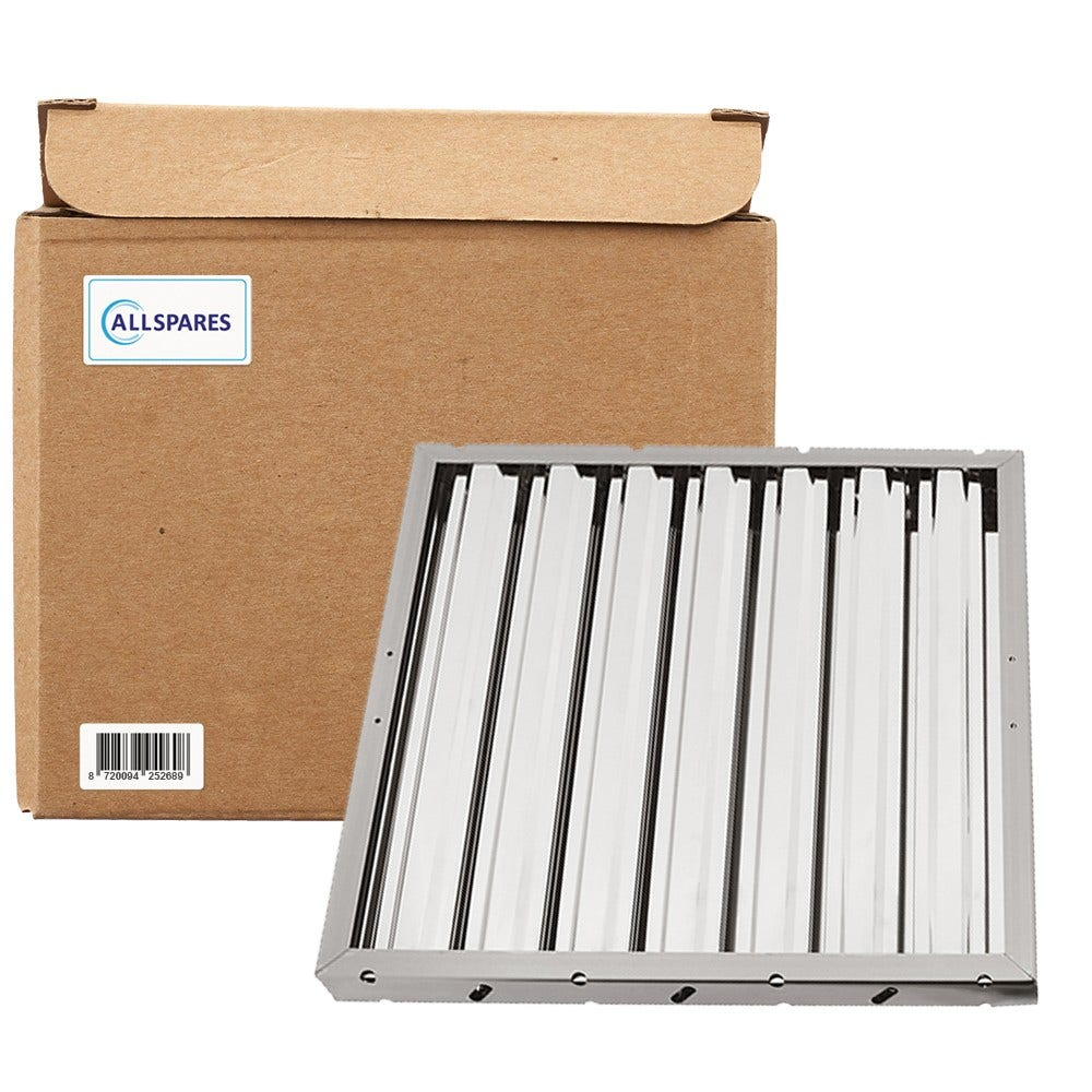 Una scatola di cartone con un'etichetta Allspares e un filtro da cucina in metallo. Il filtro ha linee parallele e un telaio metallico.