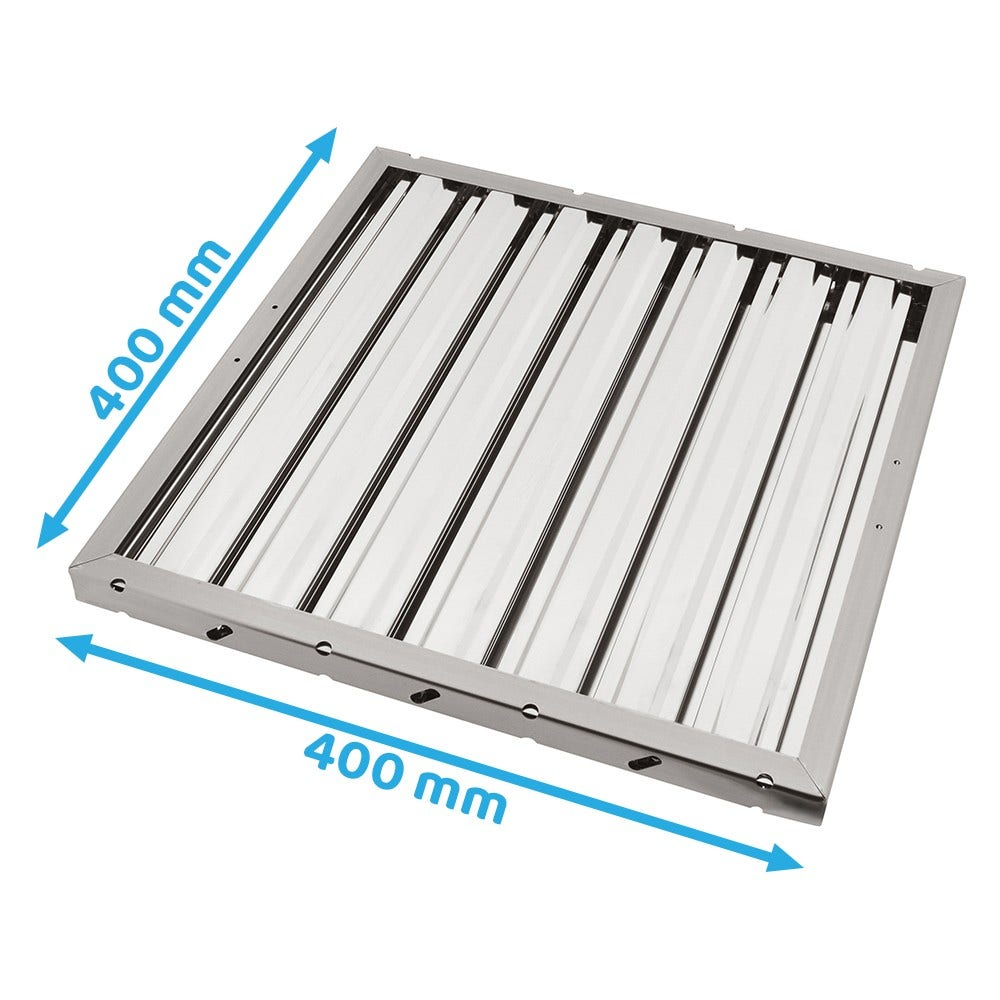 Un filtro metallico per cappa da cucina. È rettangolare con lamelle metalliche parallele. Dimensioni 400 mm x 400 mm. Su sfondo bianco.