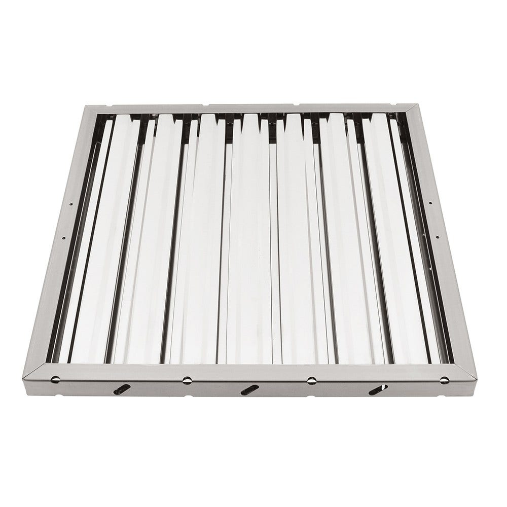 Un filtro metallico quadrato con lame verticali all'interno di un telaio. Le lame sono argentate, il telaio è grigio.