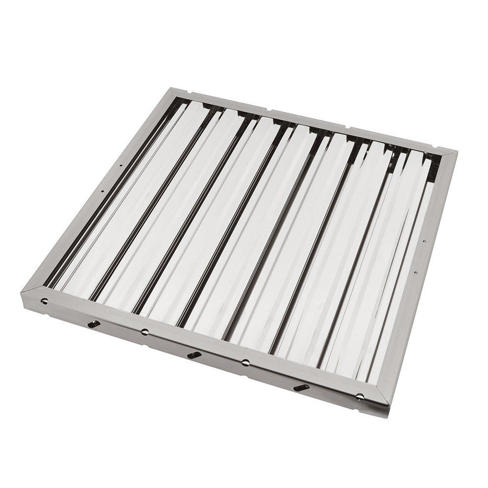 Un filtro per cappa in acciaio inossidabile con strisce metalliche parallele. Il filtro è rettangolare, su sfondo bianco.