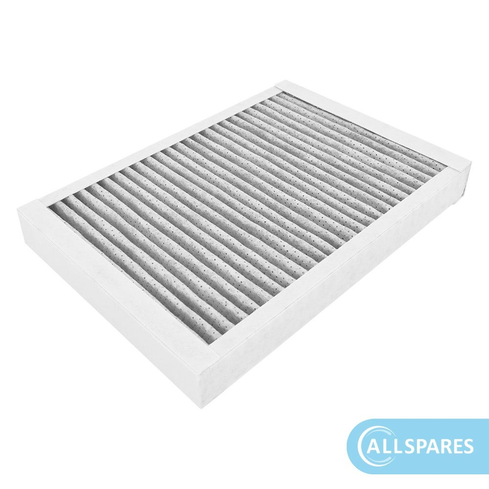 Un filtro dell'aria rettangolare con cornice bianca e materiale filtrante grigio. Il filtro è angolato su uno sfondo bianco.