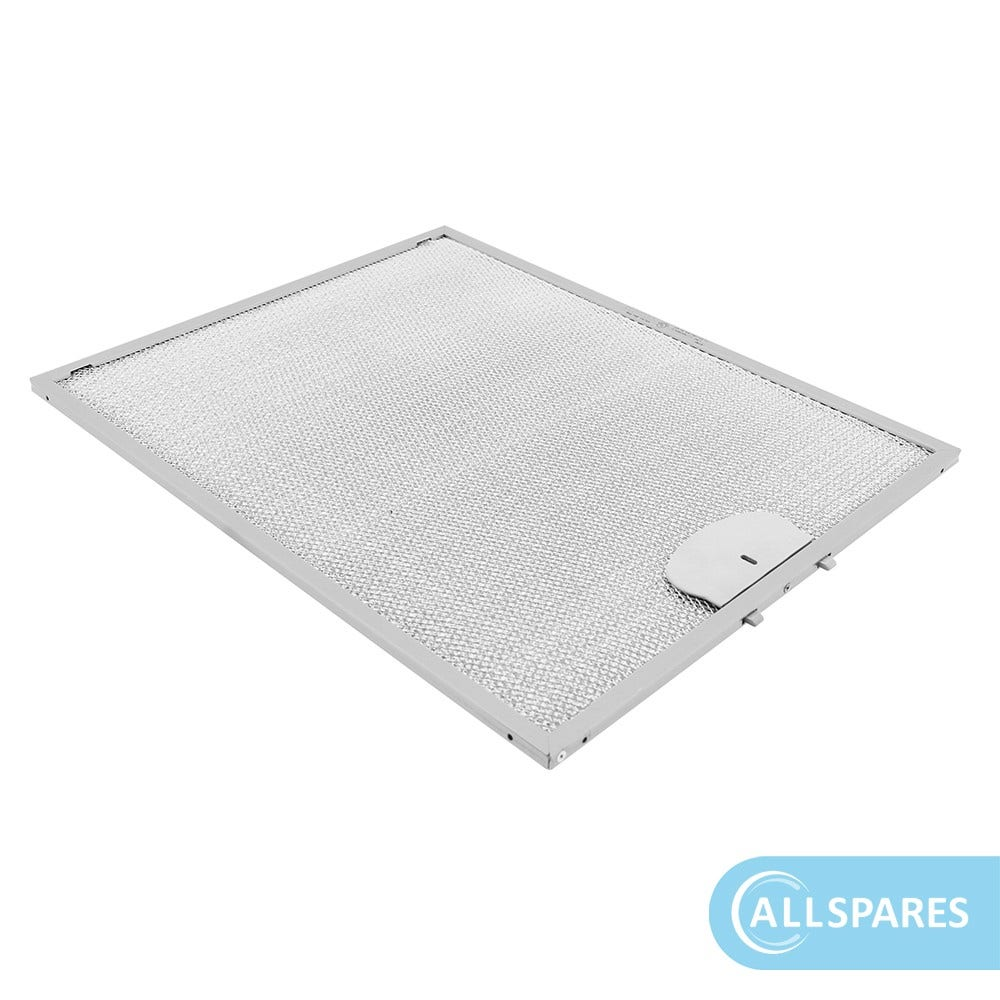 Un filtro metallico rettangolare per cappa. Ha una rete a maglia fine e un piccolo componente bianco sul lato. Sfondo bianco.