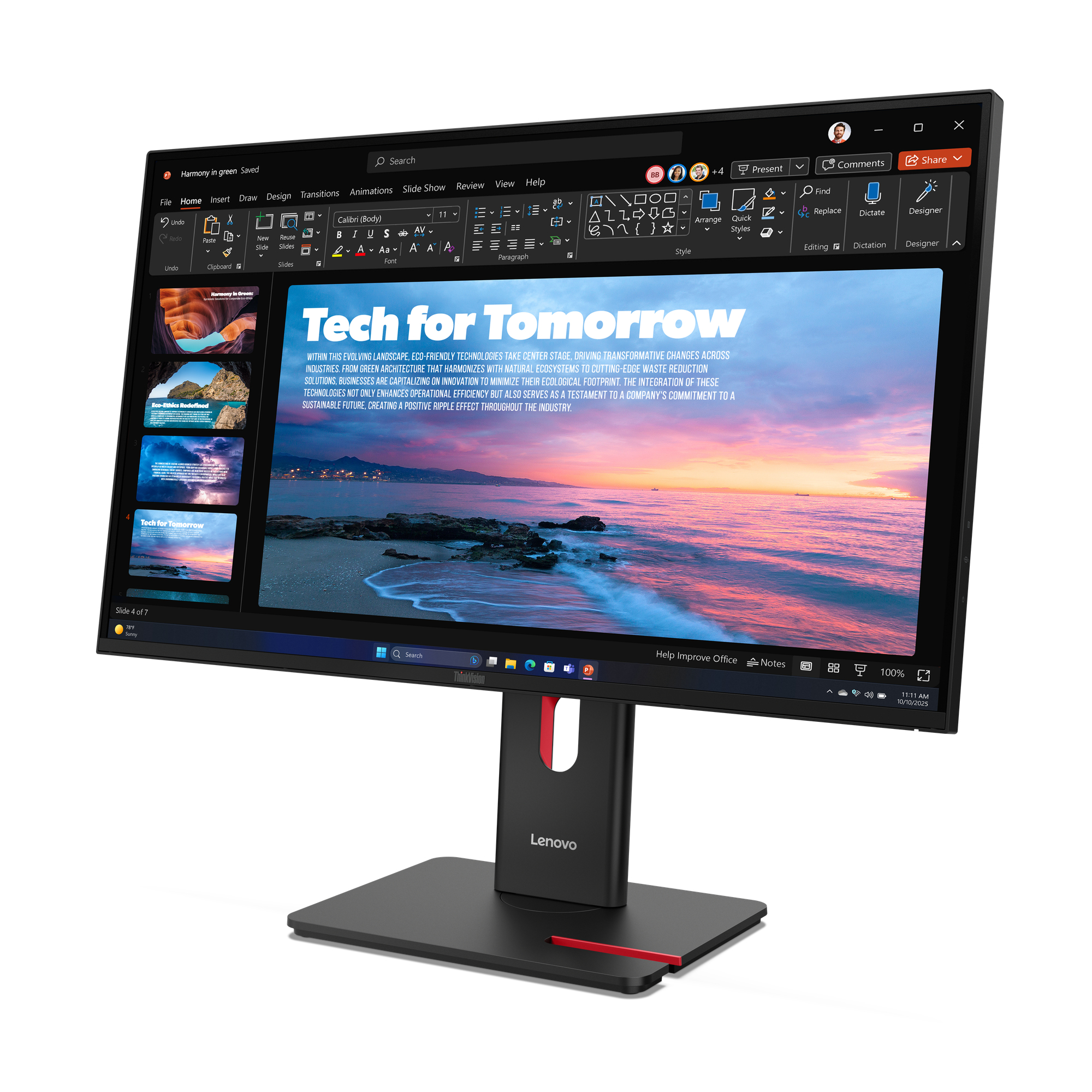 Monitor Lenovo wyświetla prezentację zatytułowaną 'Tech for Tomorrow'. Na ekranie widoczny jest tekst na tle obrazu zachodu słońca.