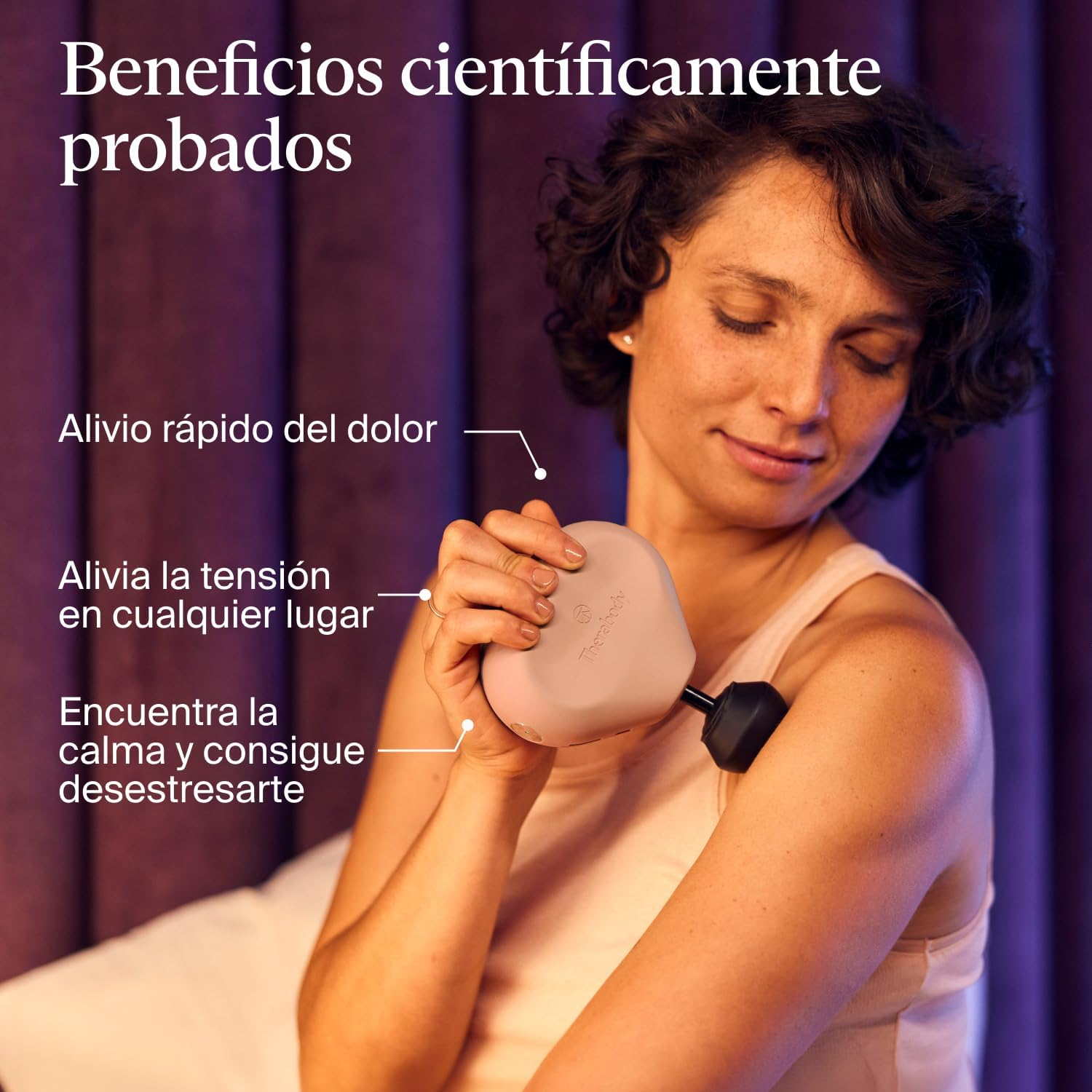 Una mujer usa un dispositivo de masaje en su hombro. La imagen presenta texto sobre alivio del dolor y reducción del estrés.