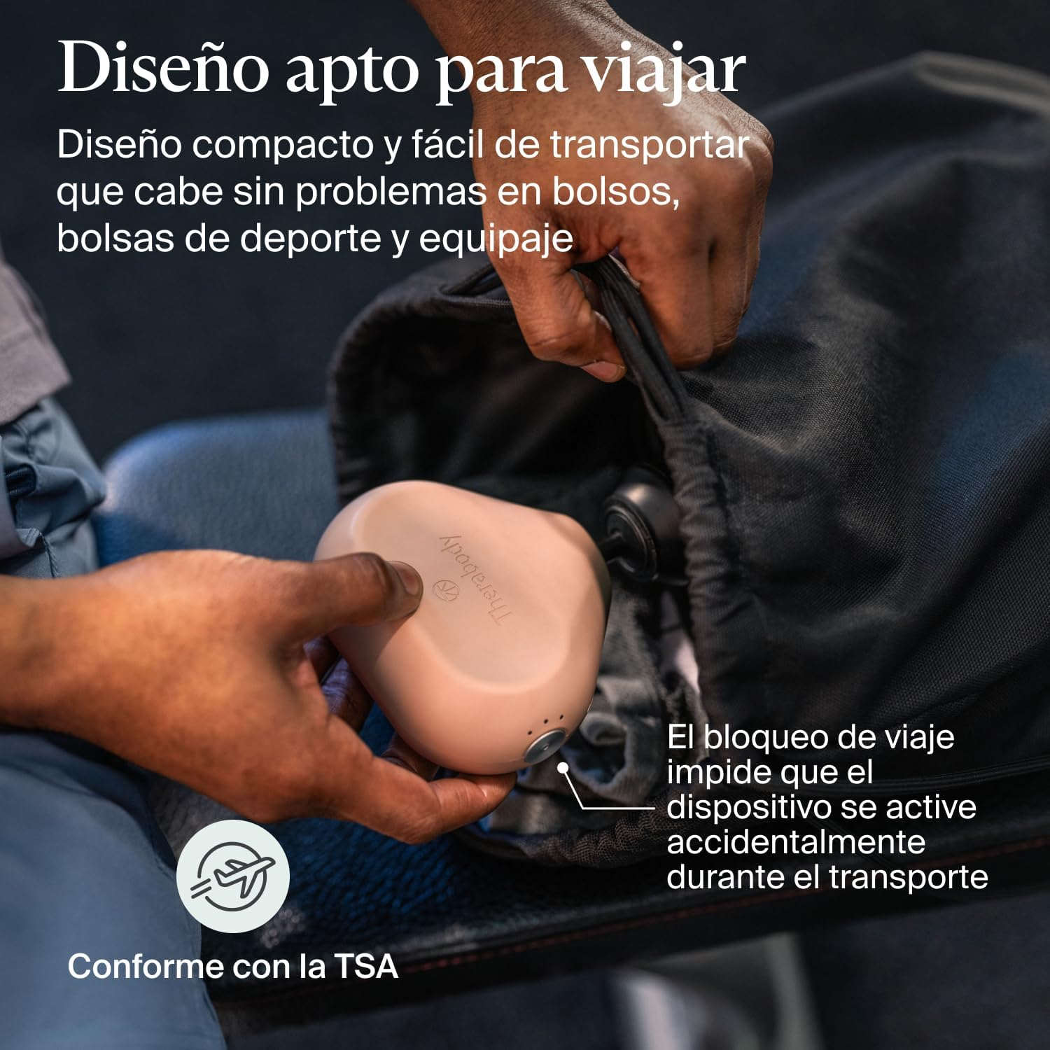 Manos meten un dispositivo rosa en una bolsa negra. El texto dice que está diseñado para viajar y cumple con la TSA.